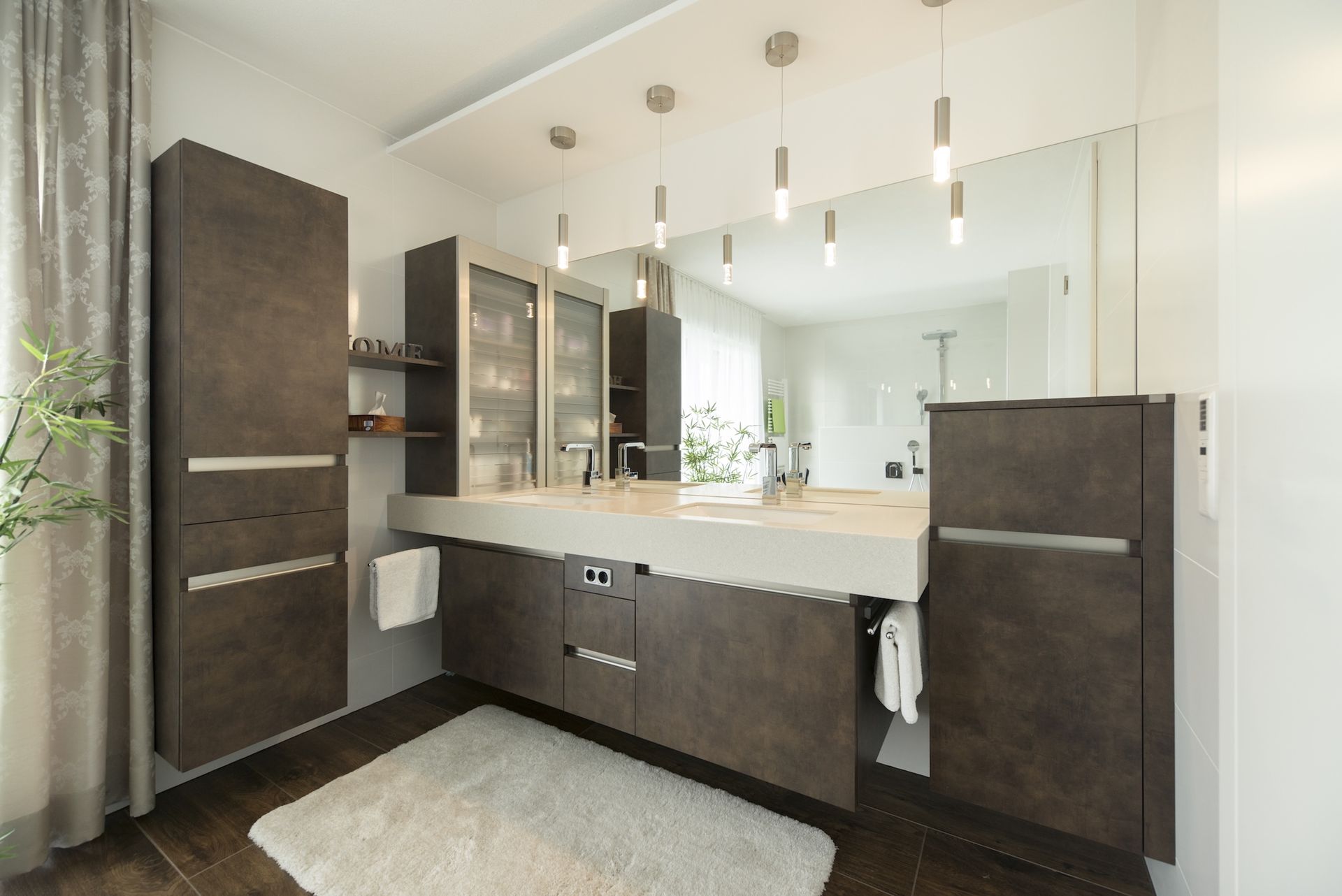 Modernes Badezimmer mit dunklen Fronten.