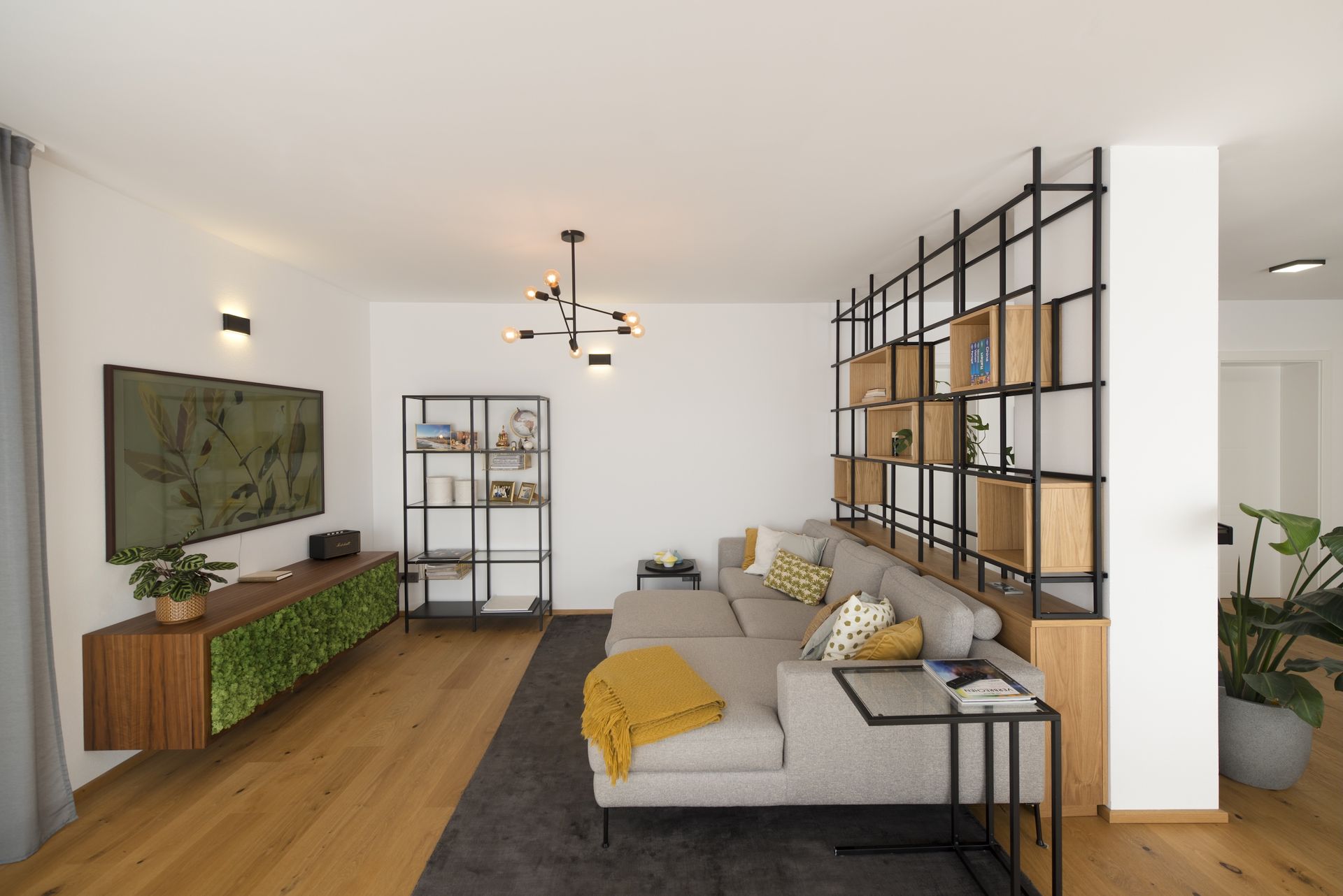 Sofalandschaft in einen offenen Wohn-Essbereich.