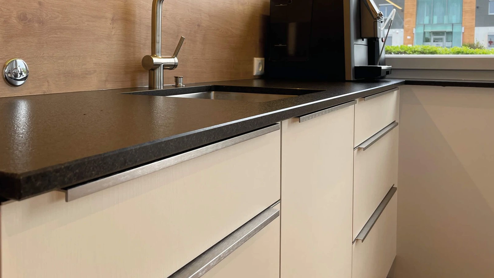 Detailaufnahme einer Spüle in dunkler Arbeitsplatte.