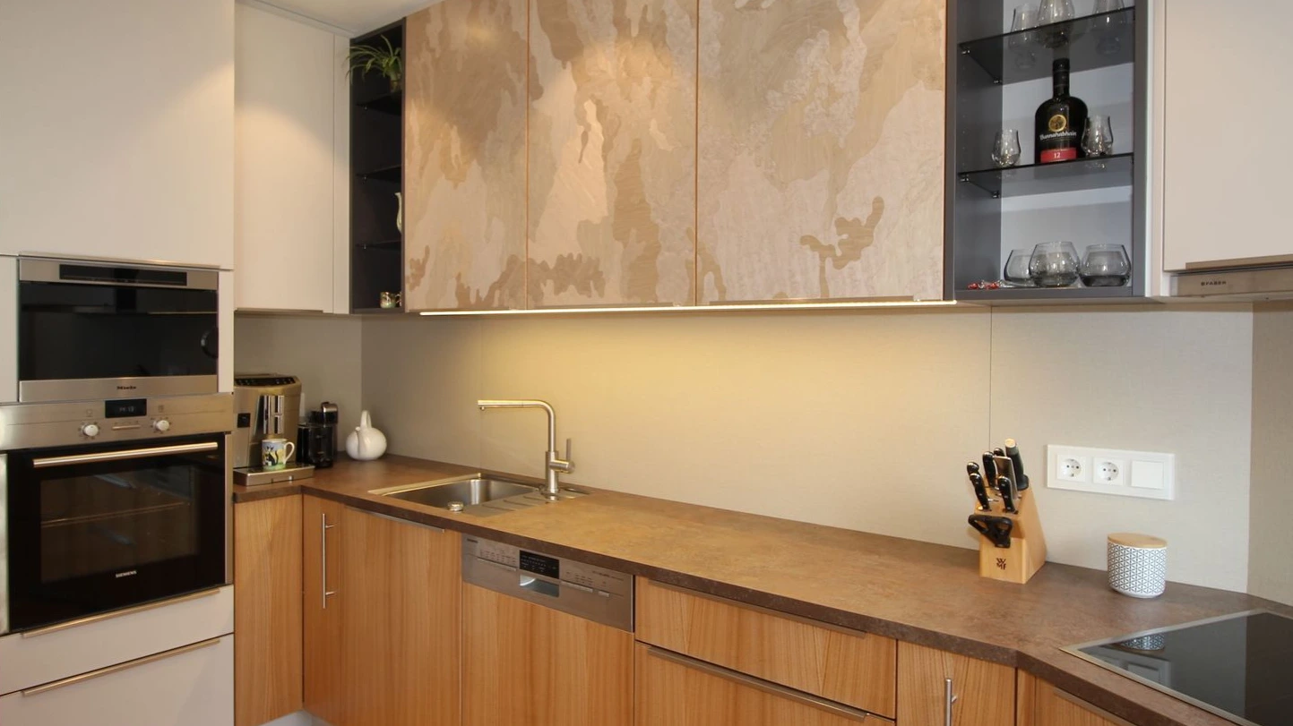 Moderne Küchenzeile mit edler Rückwandgestaltung.