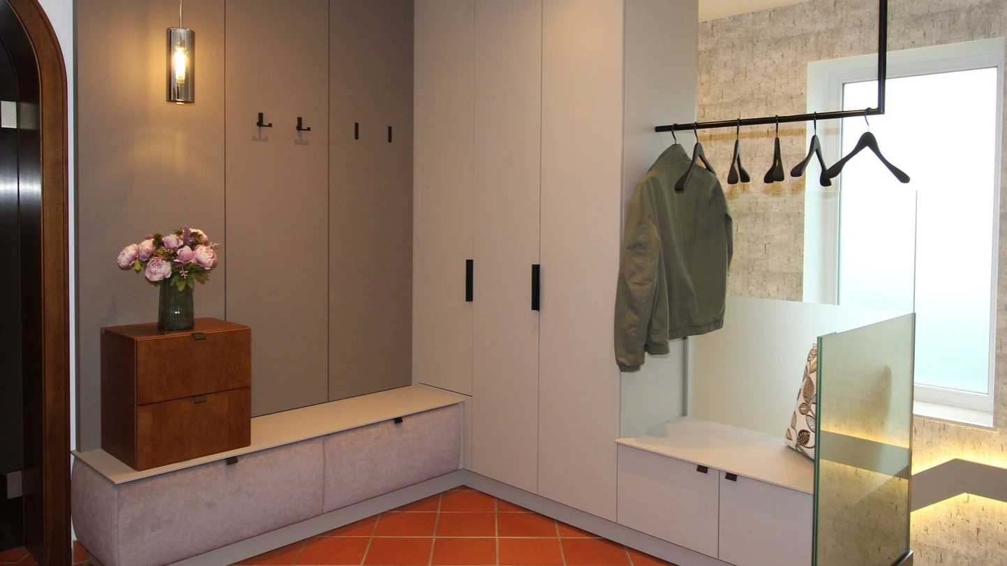 Moderner Vorraum mit maßgefertigtem Garderobenschrank.