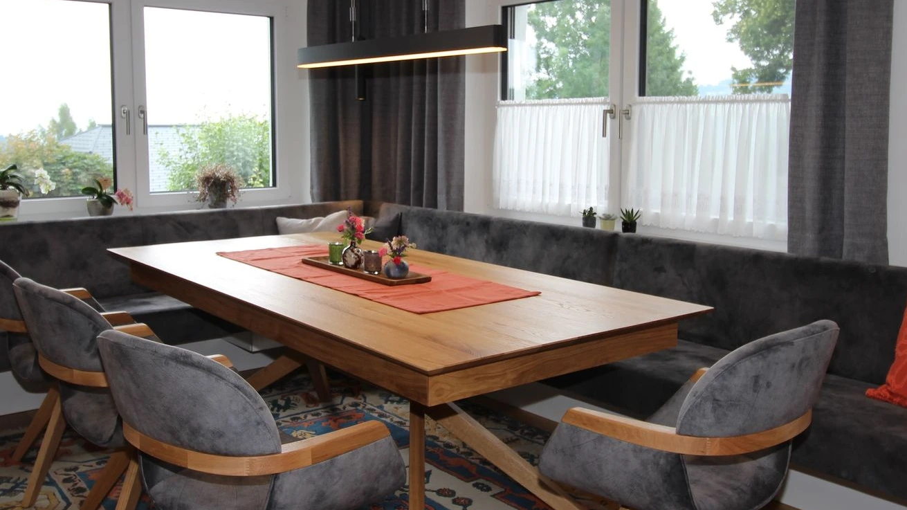 Offener Wohn-Essbereich mit moderner Einrichtung.