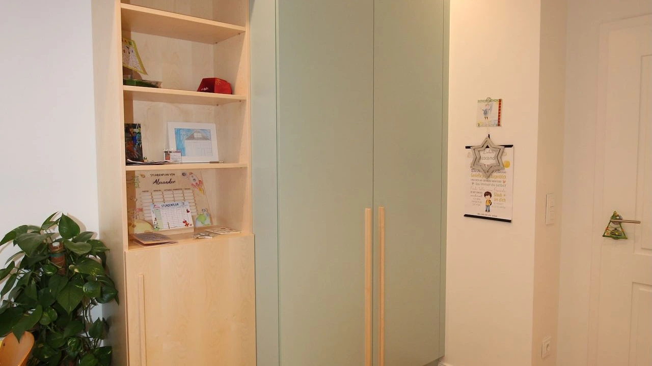 Hellblaues Kinderzimmer-Regal mit viel Stauraum.