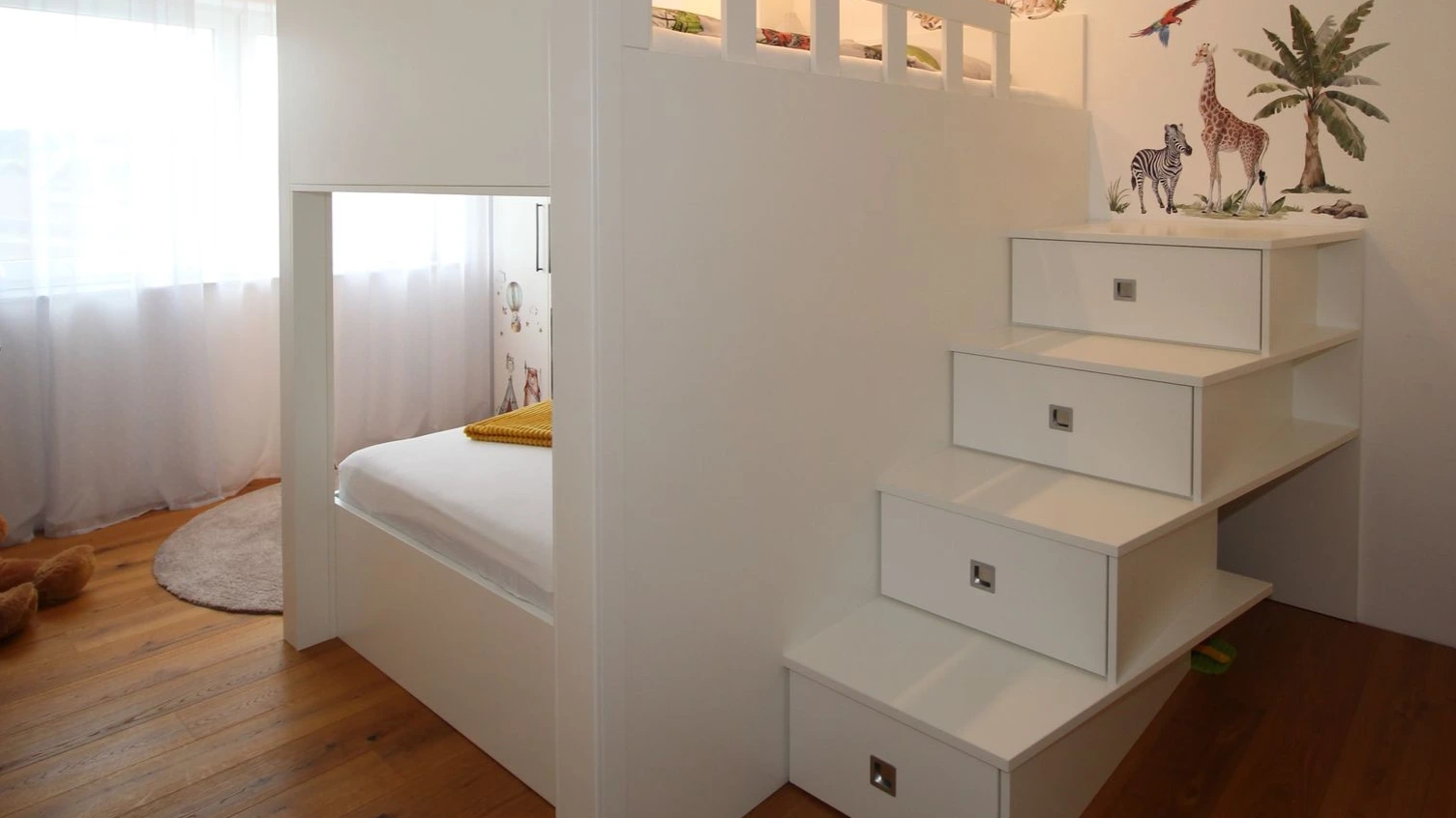 Kompaktes Hochbett mit Treppen-Stauraum.