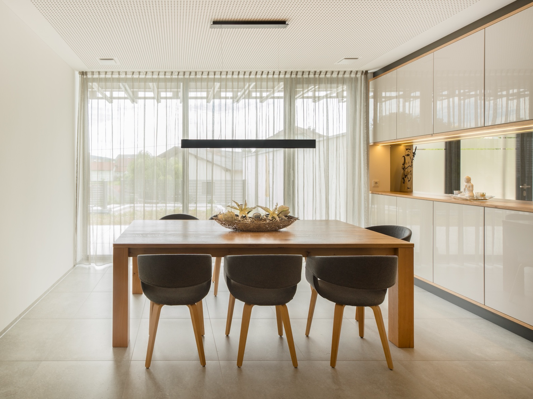 Moderner Esstisch mit eleganter Deckenleuchte.