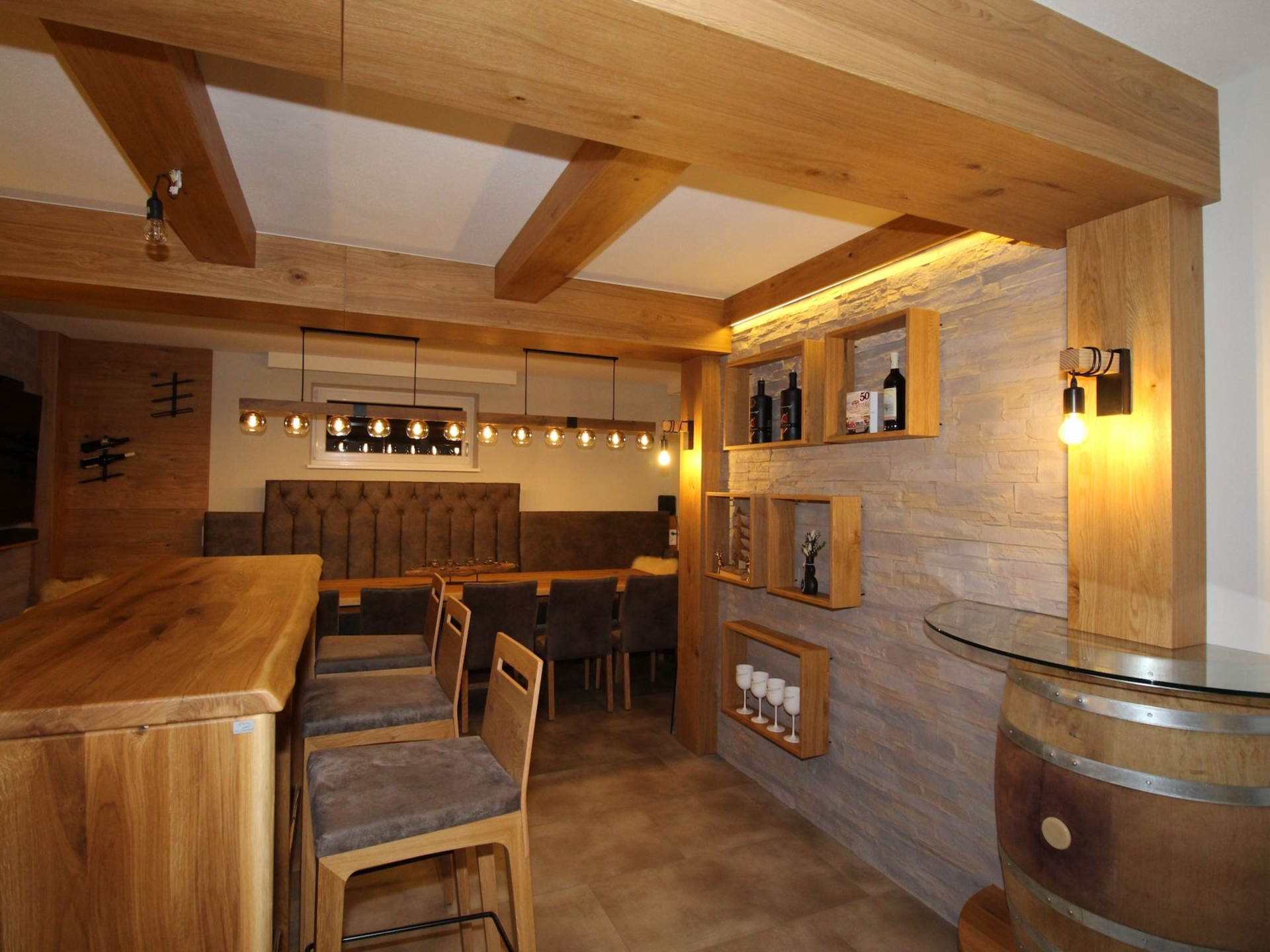 Rustikaler Essbereich mit gemütlicher Eckbank.