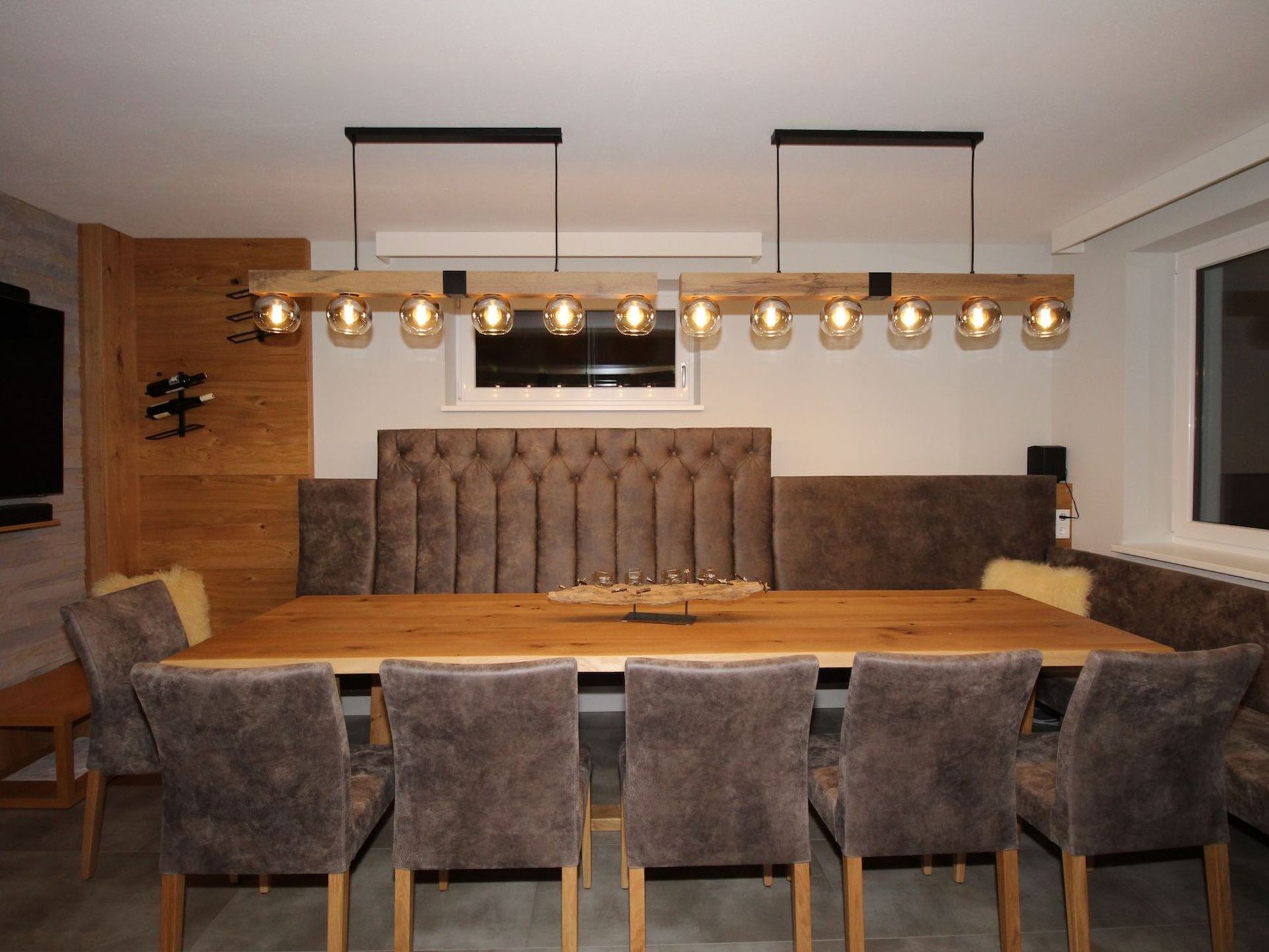 Lange Tafel für exklusive Esszimmer-Gestaltung.