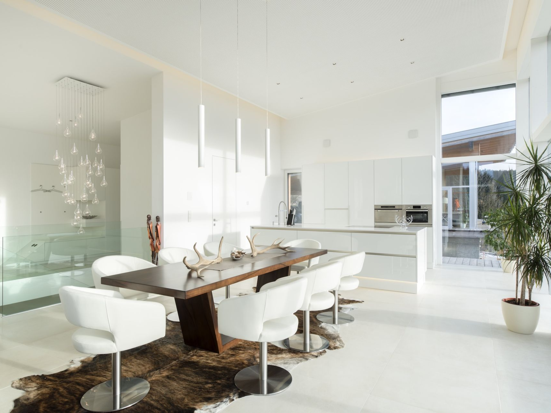 Helles Esszimmer mit großem Esstisch-Ensemble.