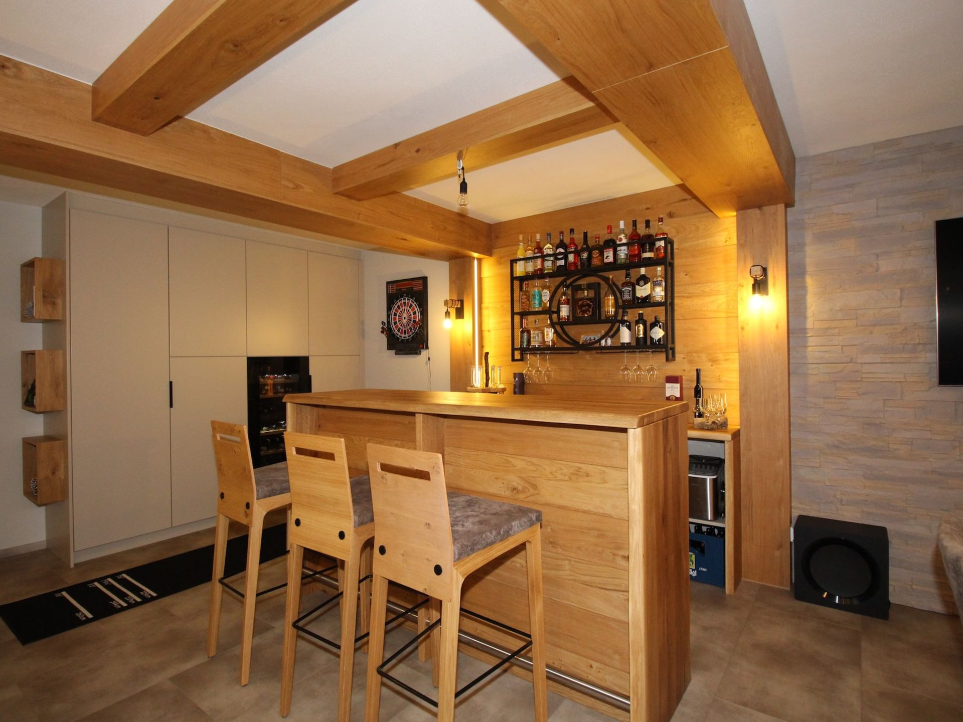 Hochwertiger Bartisch aus Holz mit Hockern.