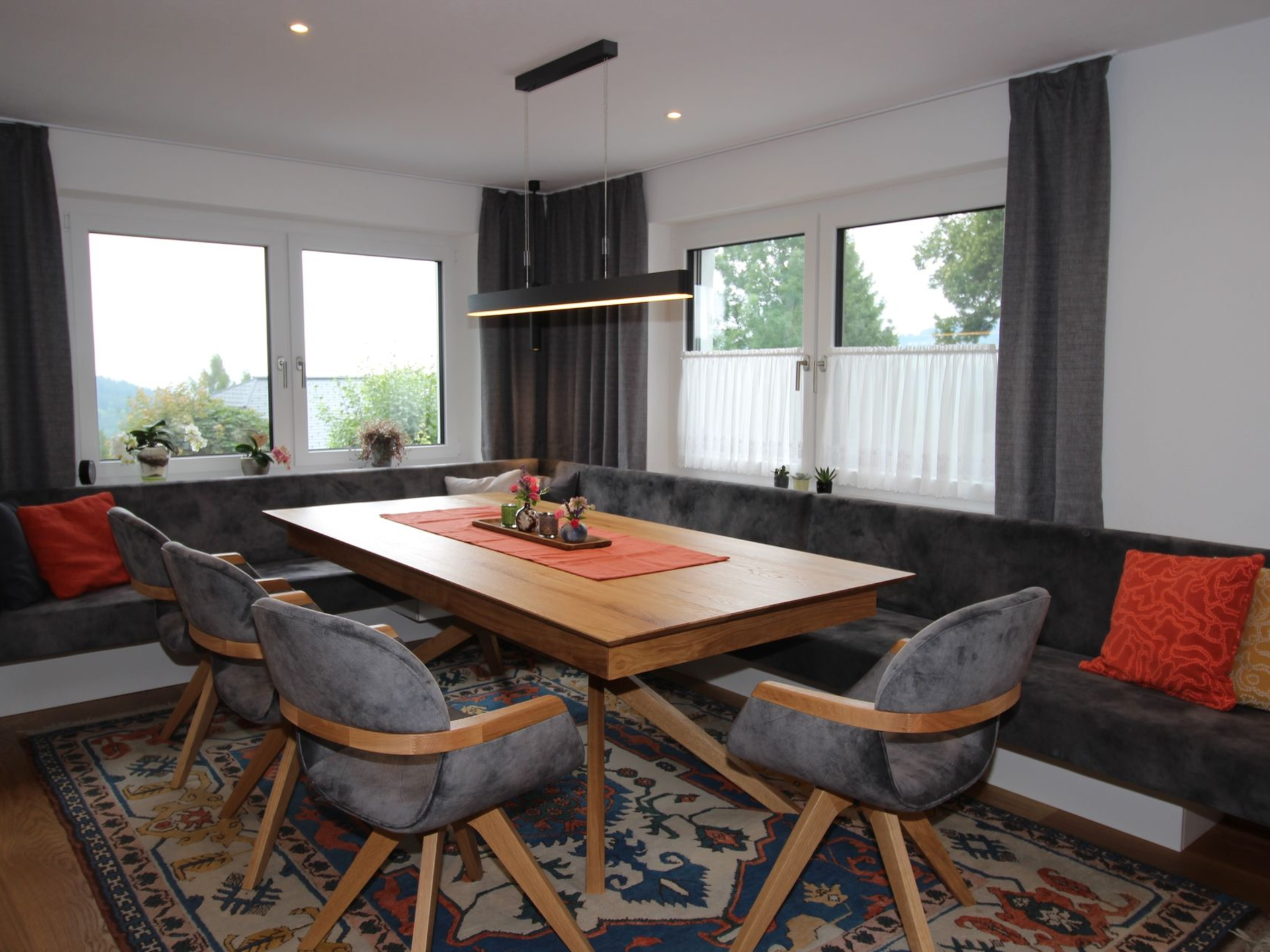 Edler Esstisch in dunklem Raum-Design.