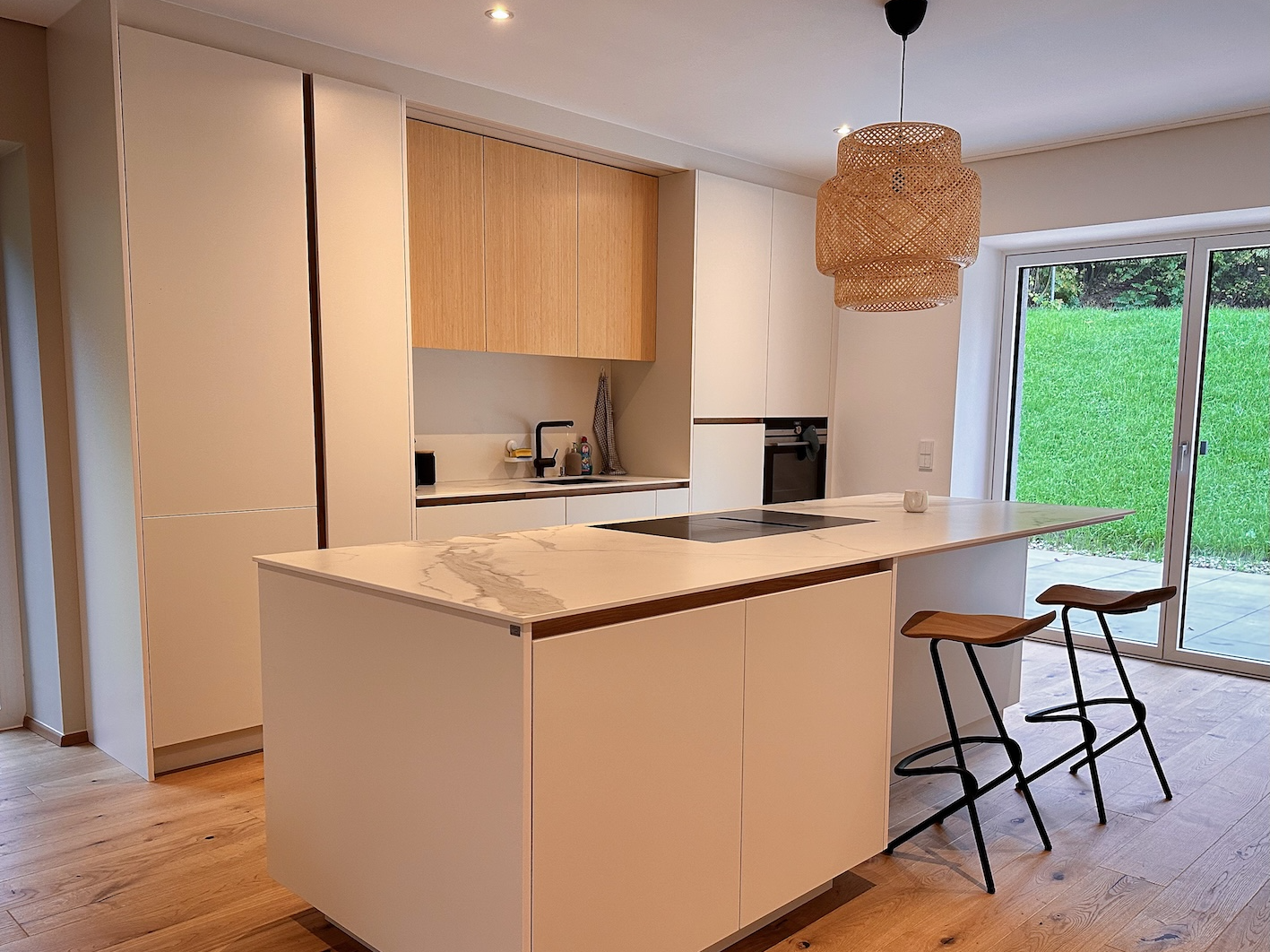 Kücheninsel mit moderner Ausstattung.