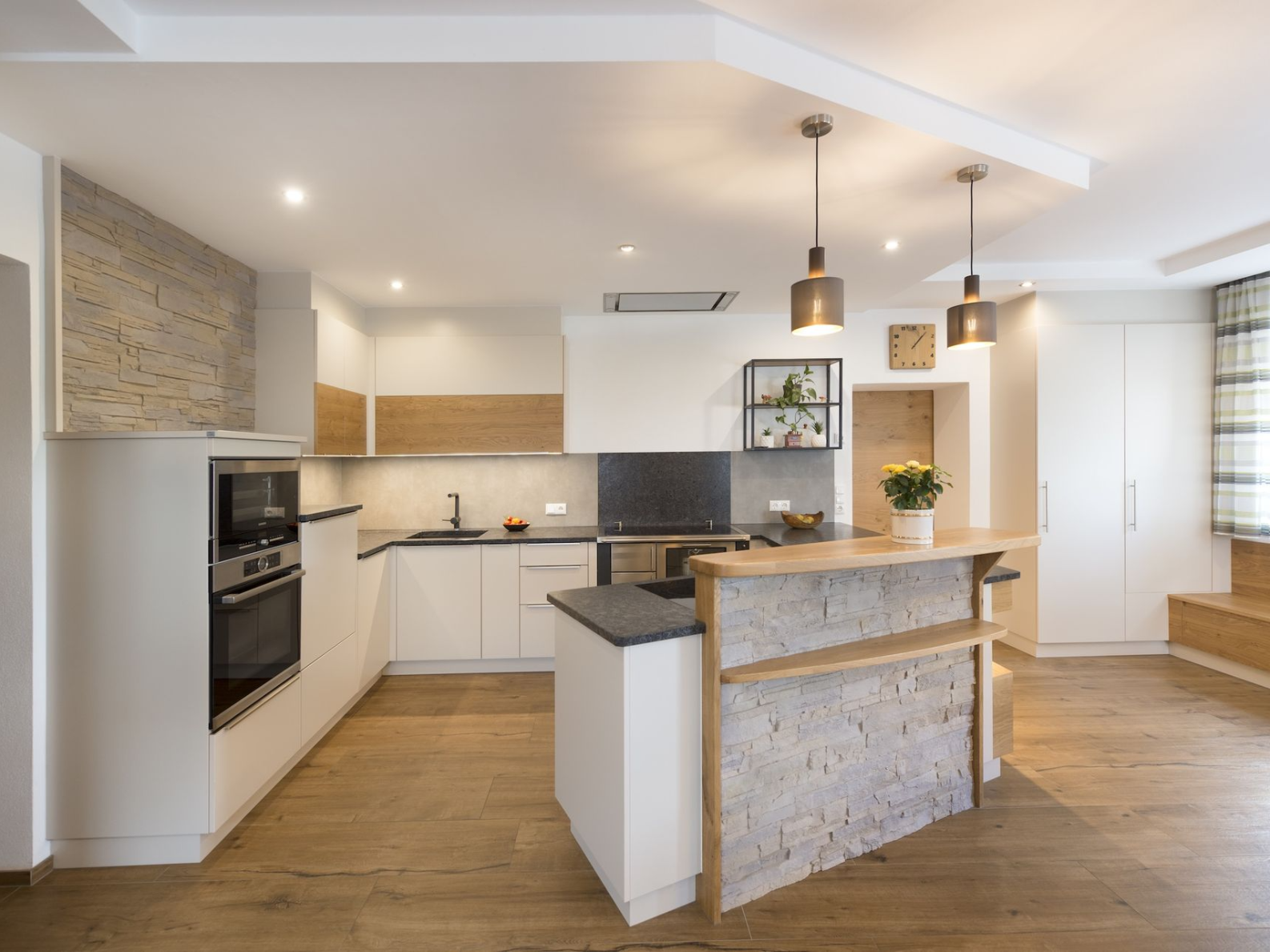 Helle Landhausküche mit rustikalen Akzenten.