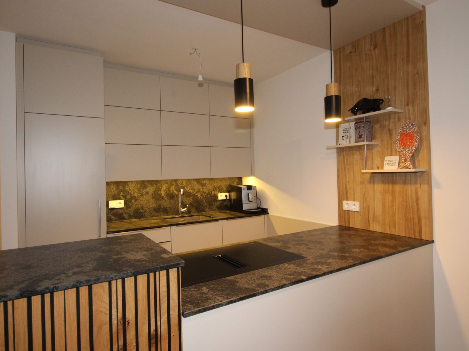 Helle Küche mit dunkler Arbeitsfläche