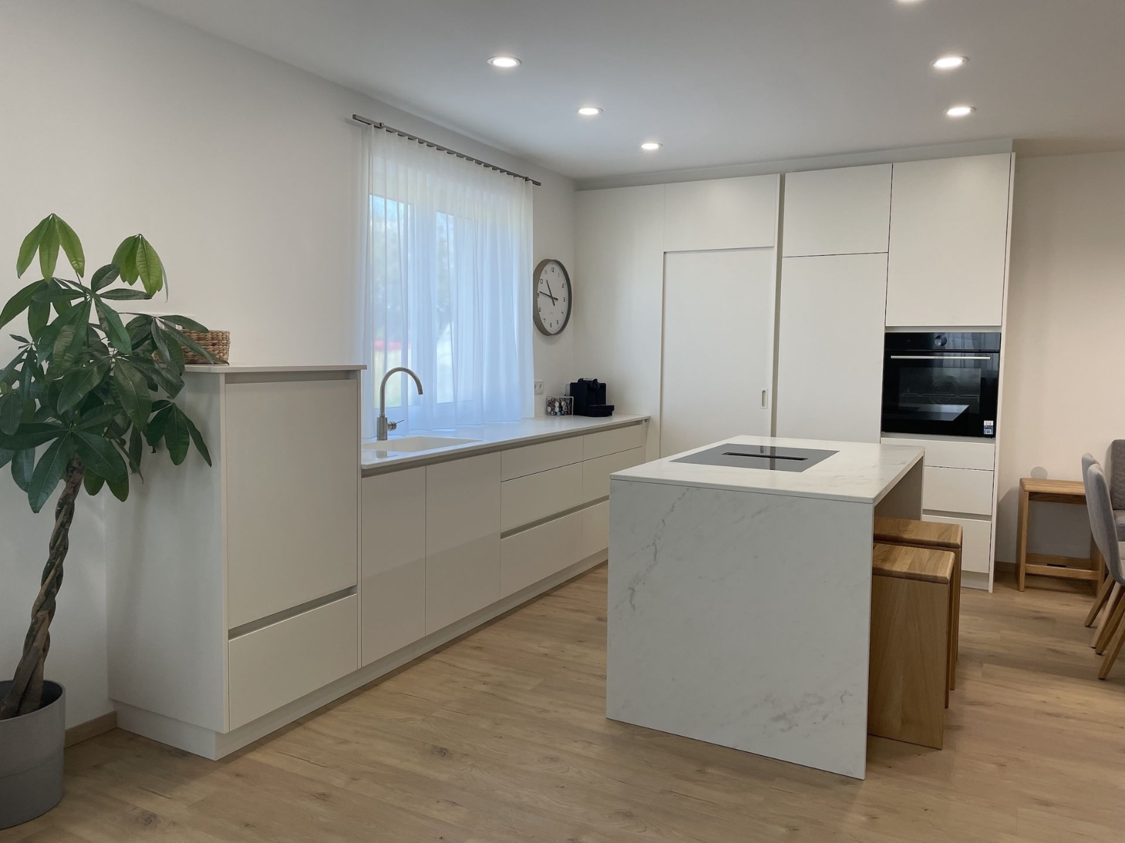 Kompakte weiße Küche für kleine Räume.