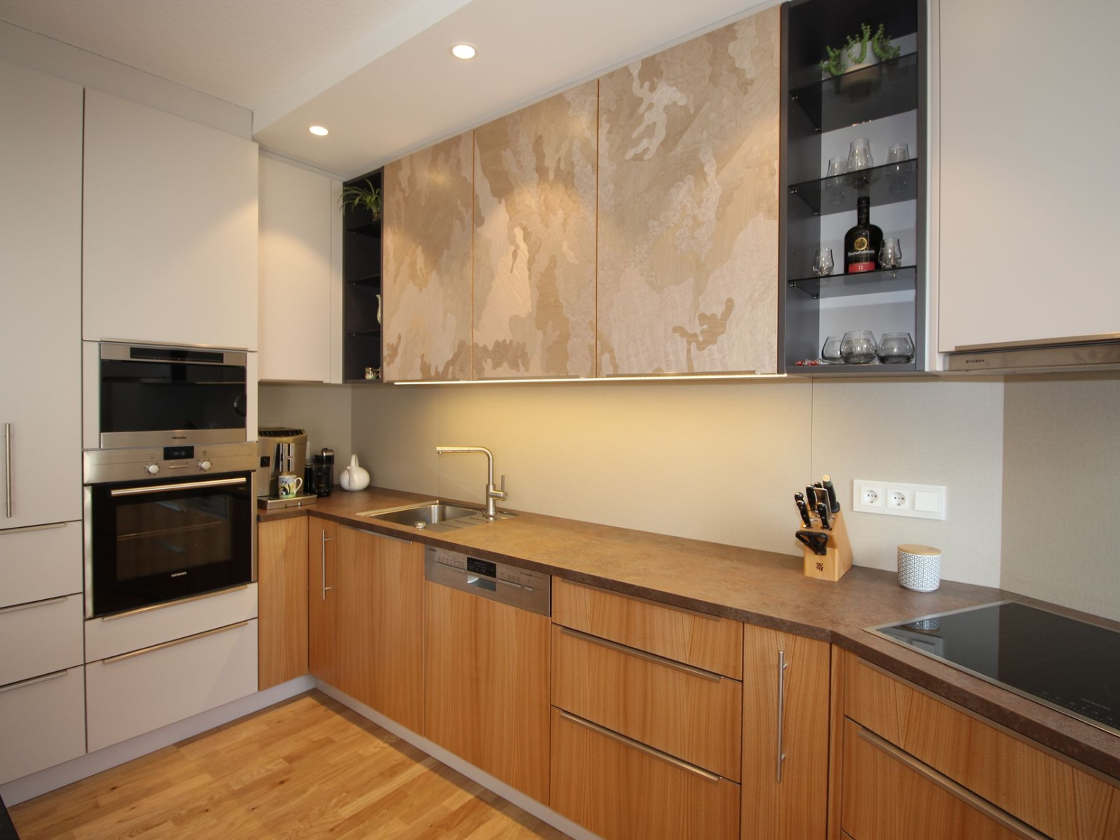 Moderne Küche mit Holzfronten