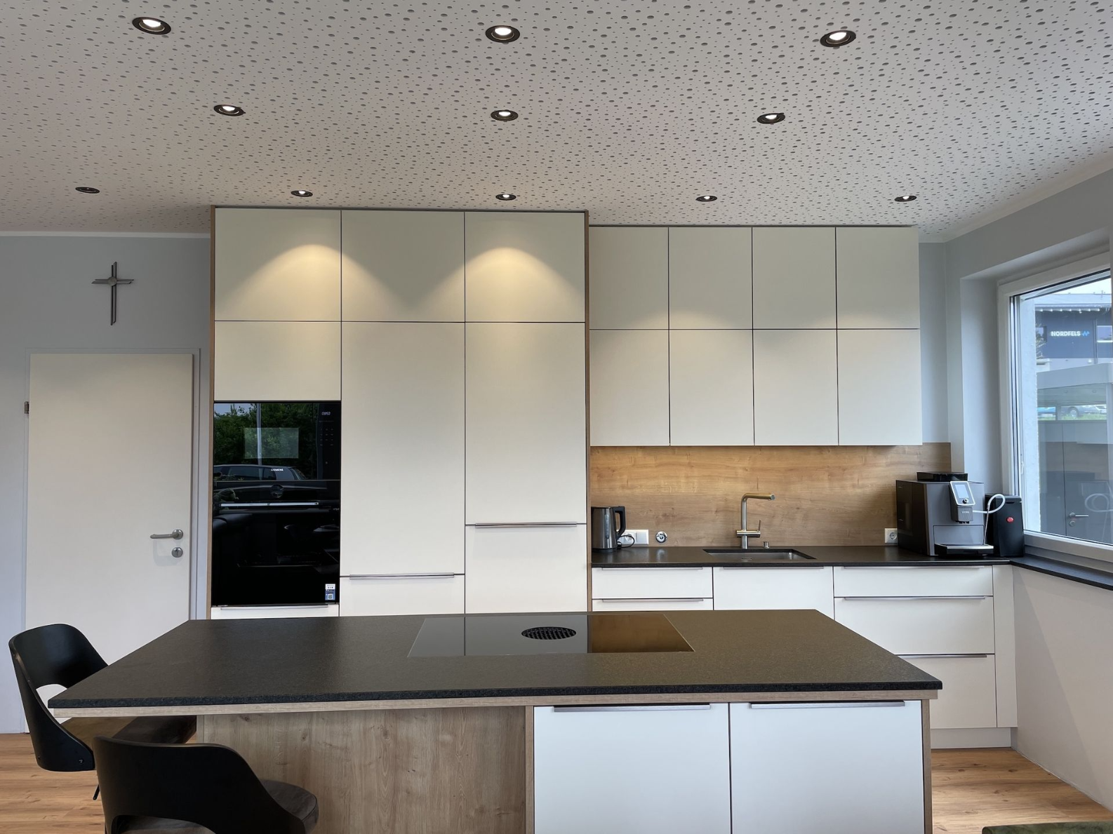 Helle Küche mit dunkler Arbeitsfläche