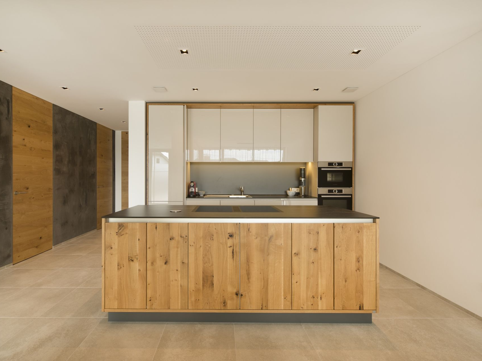 Kücheninsel in Holzoptik mit moderner Ausstattung.