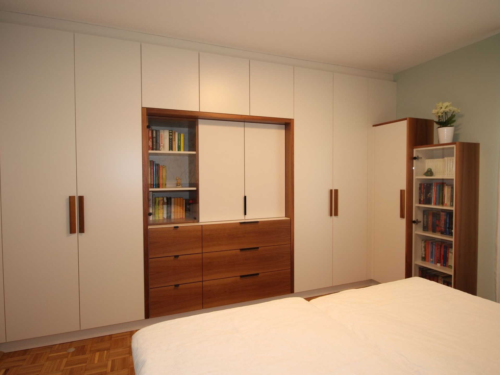 Rustikaler Einbauschrank aus Holz im Schlafzimmer.