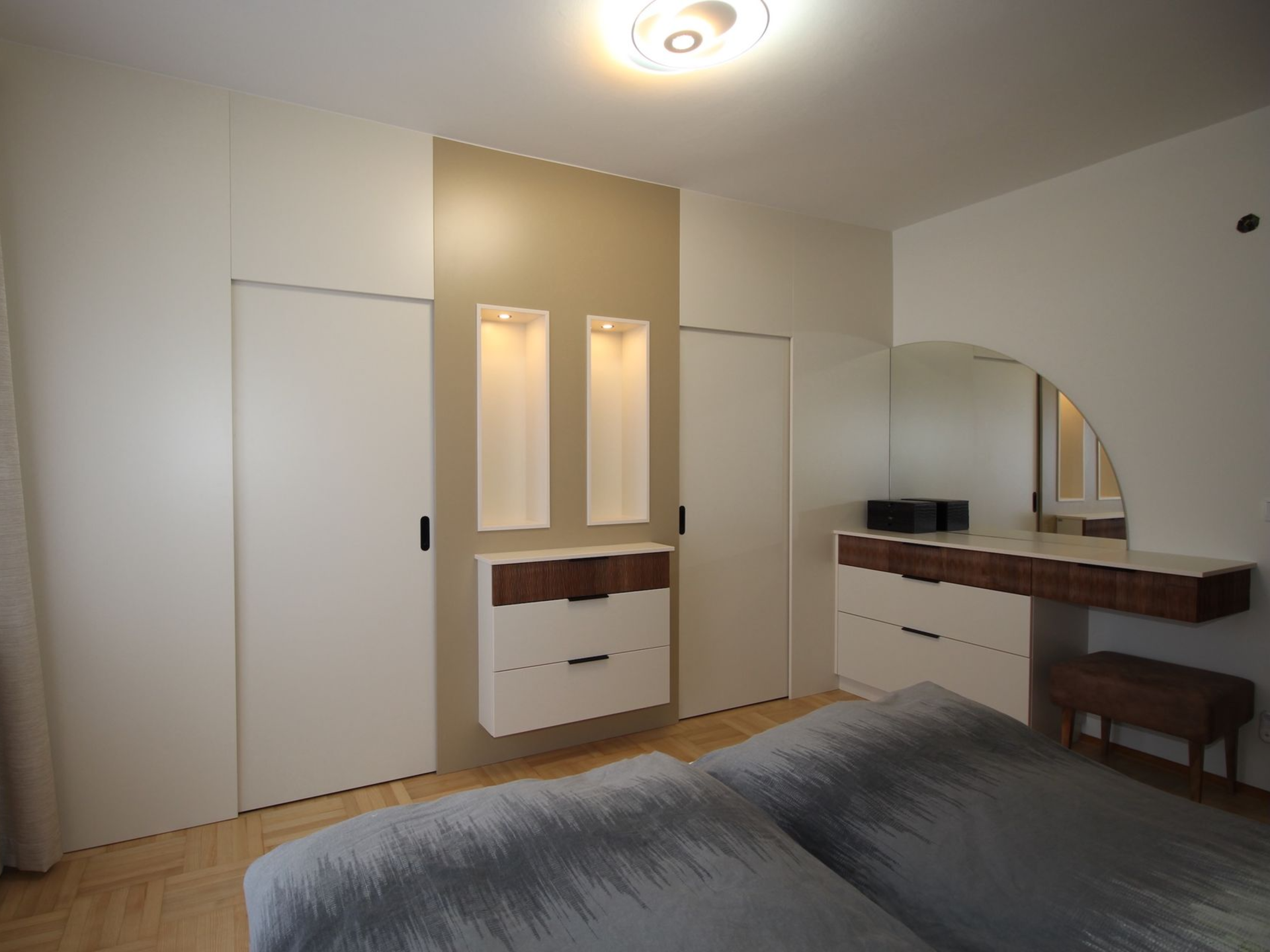 Heller Schminktisch mit großem Wandspiegel.