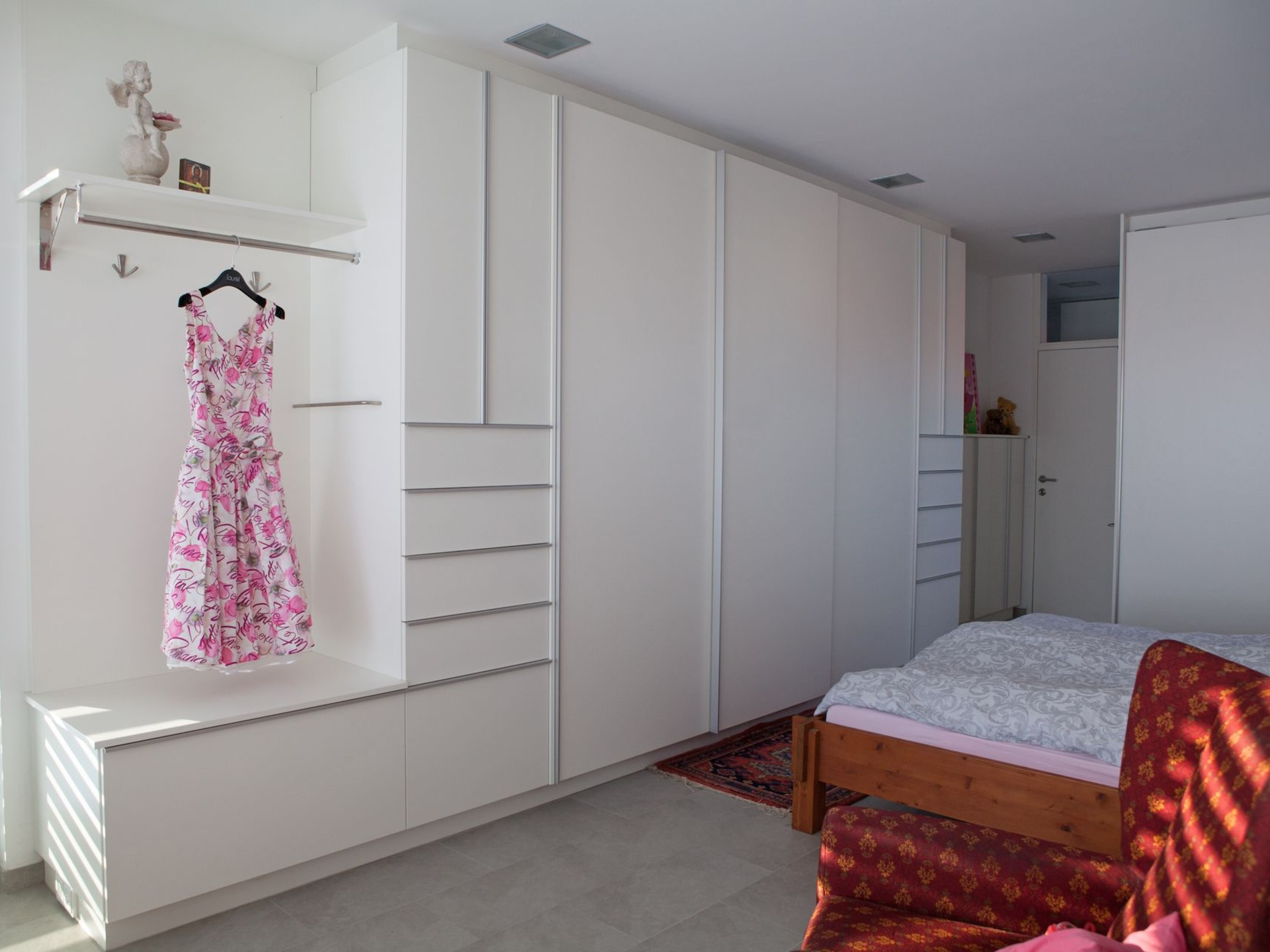 Großer weißer Schlafzimmerschrank mit Spiegeltür.