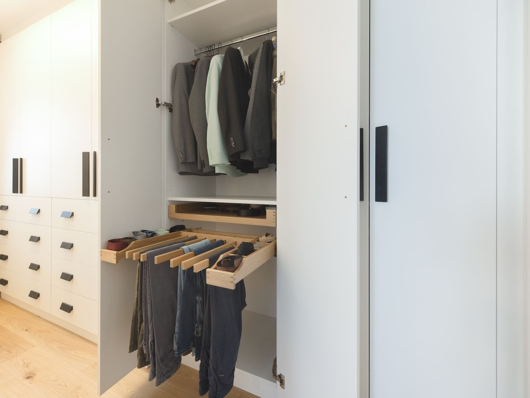 Offenes Ordnungssystem im modernen Kleiderschrank.