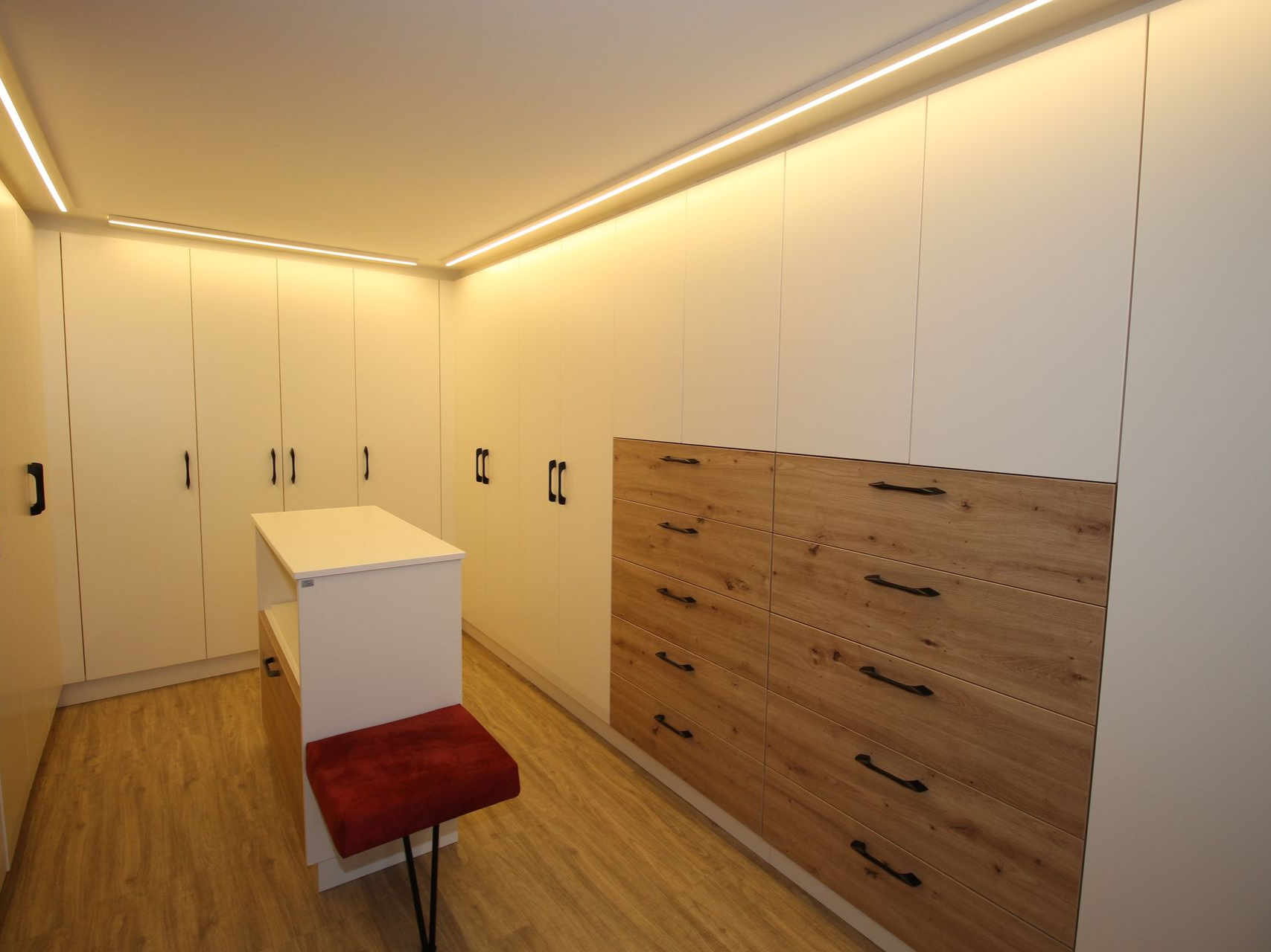 Beleuchtete Kommode für stimmungsvolles Schlafzimmer.