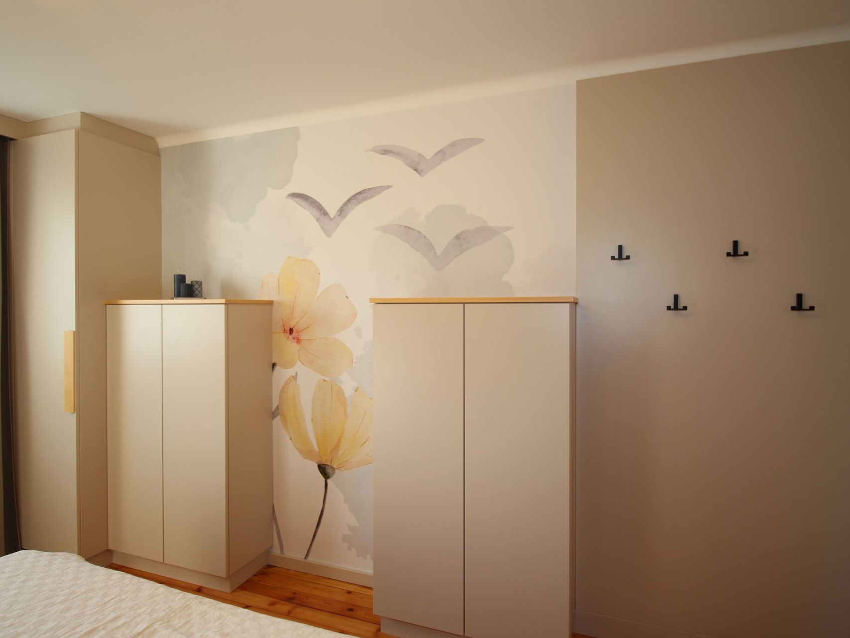 Moderner Kleiderschrank mit künstlerischem Dekor.