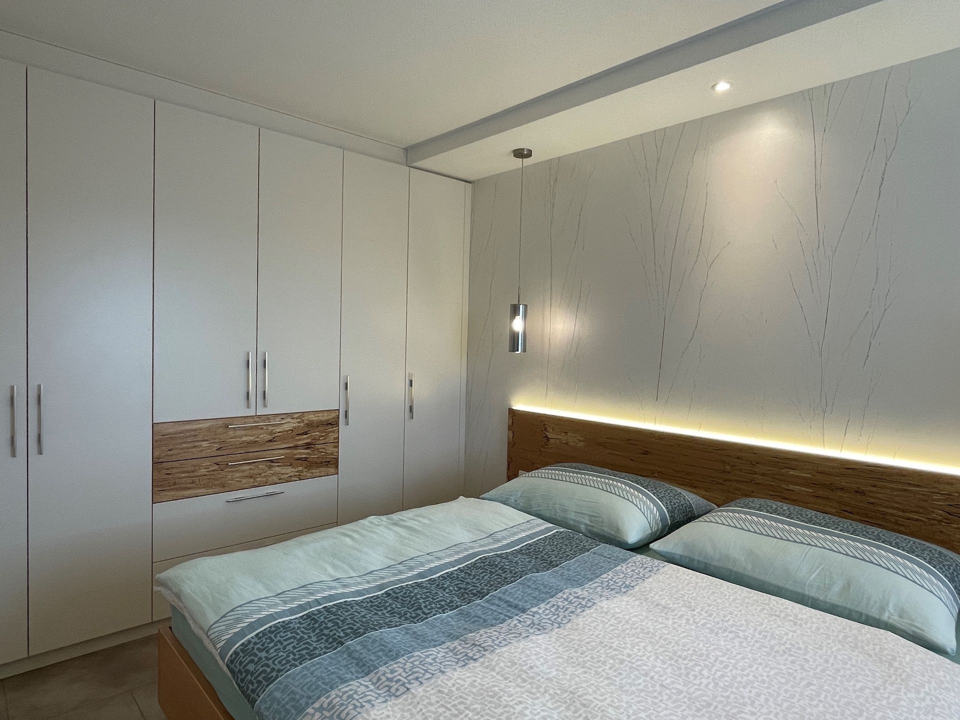 Modernes Schlafzimmer-Design in kühler Optik.