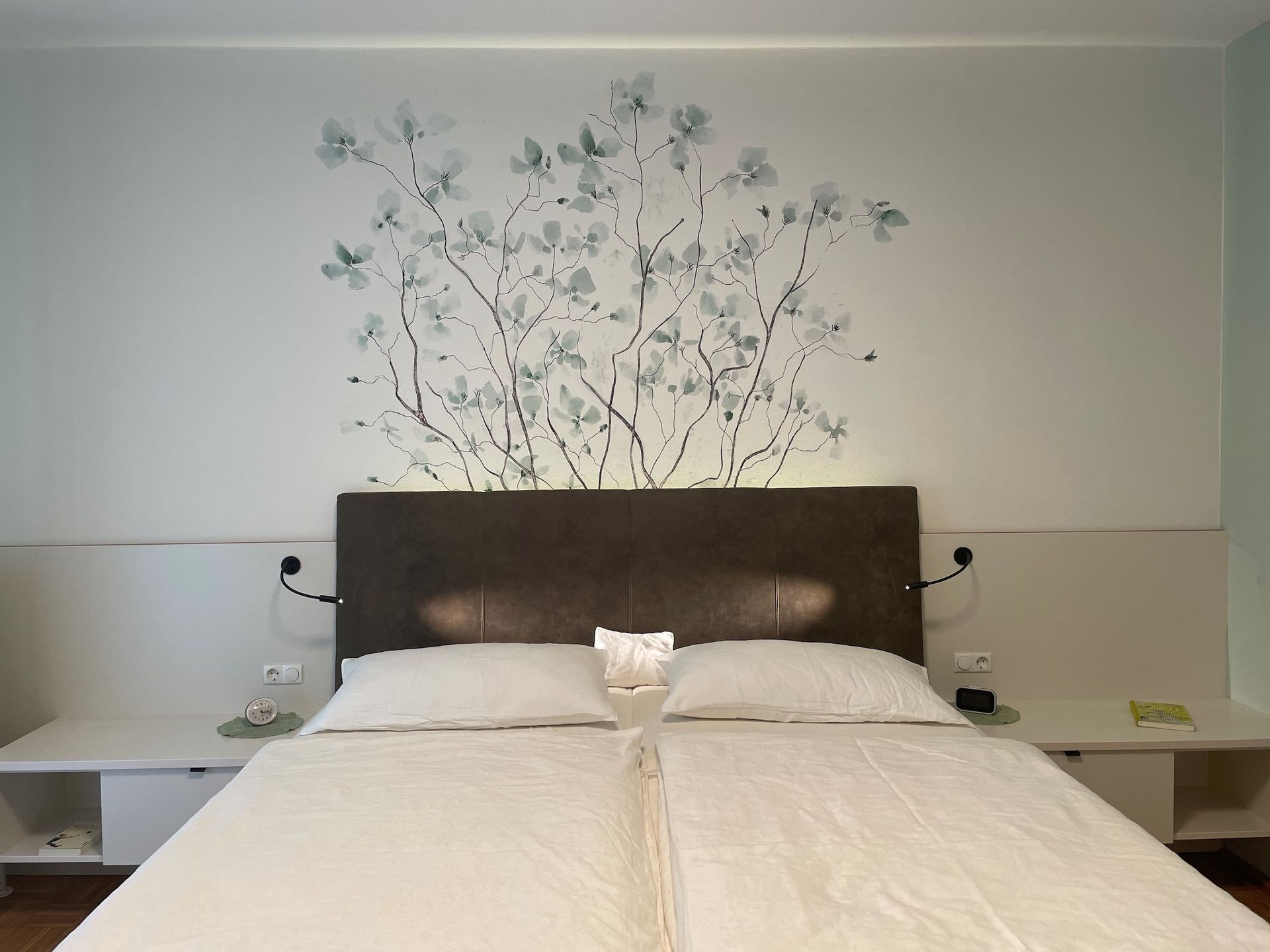 Elegantes Bett mit kreativer Wanddekoration.