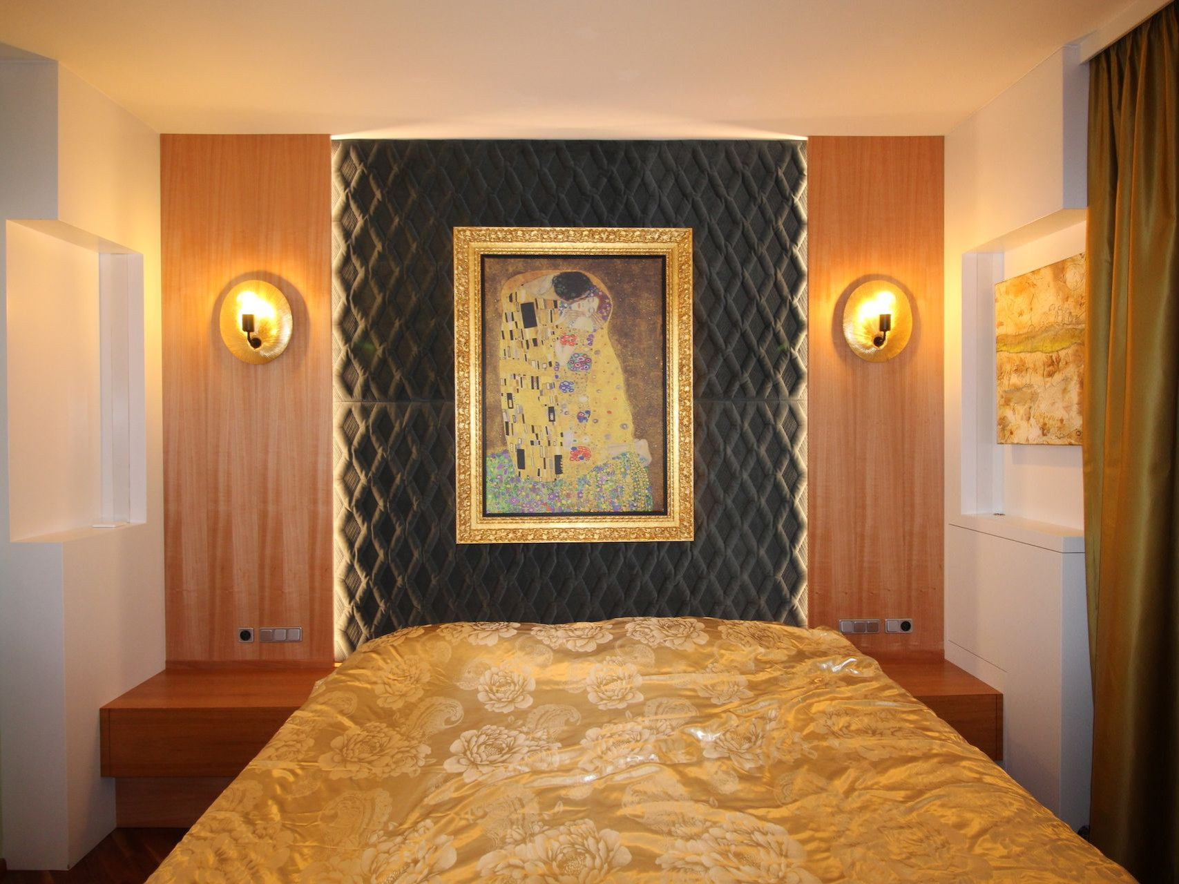 Exklusives Bett mit goldener Rückwandgestaltung.