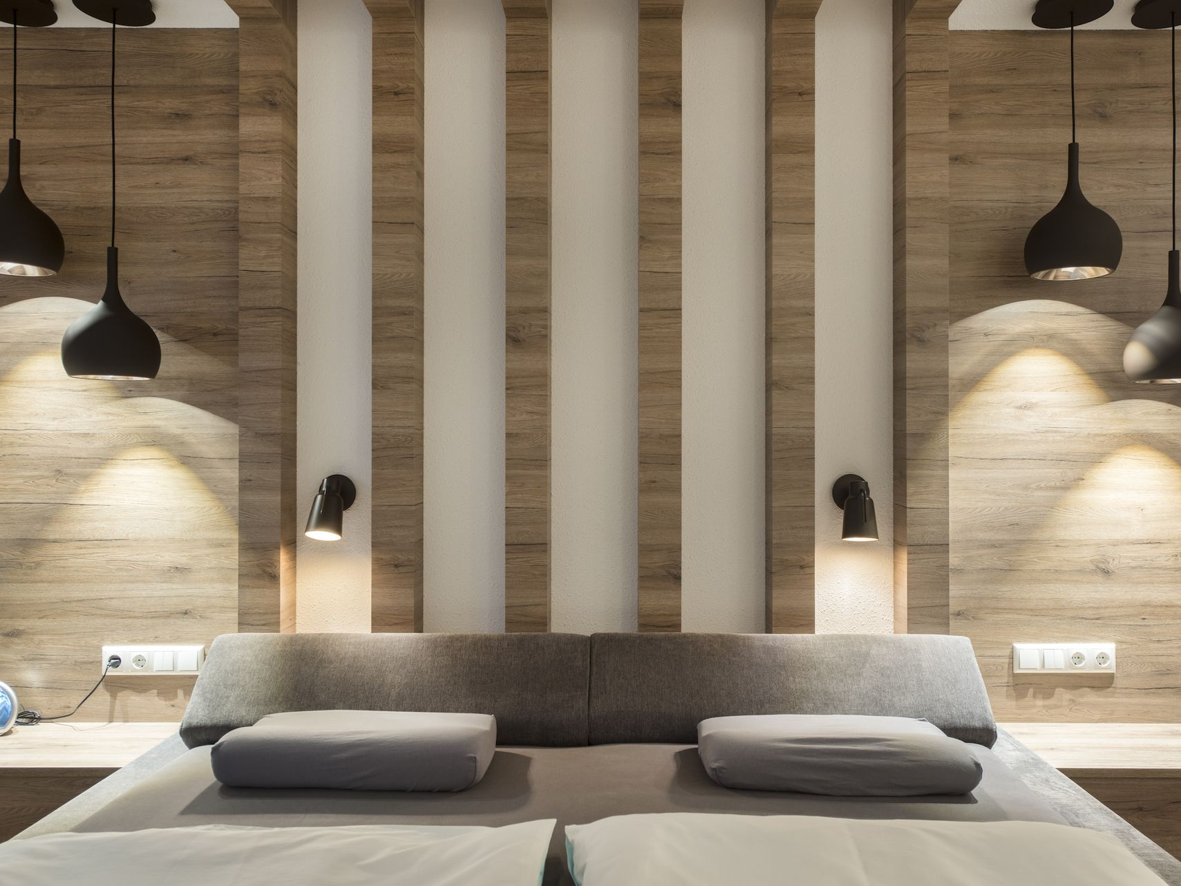 Moderne Wandpaneele aus Holz im Schlafzimmer.