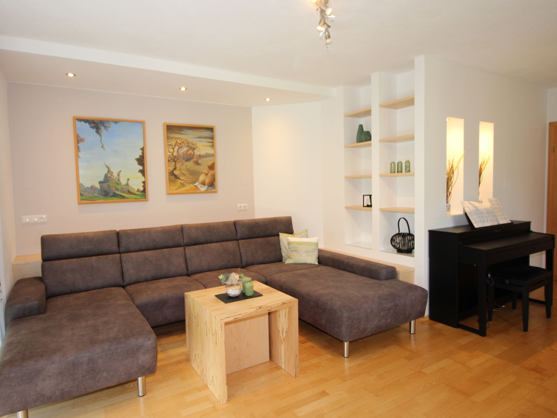 Moderne Wohnlandschaft mit hellem Couchtisch.