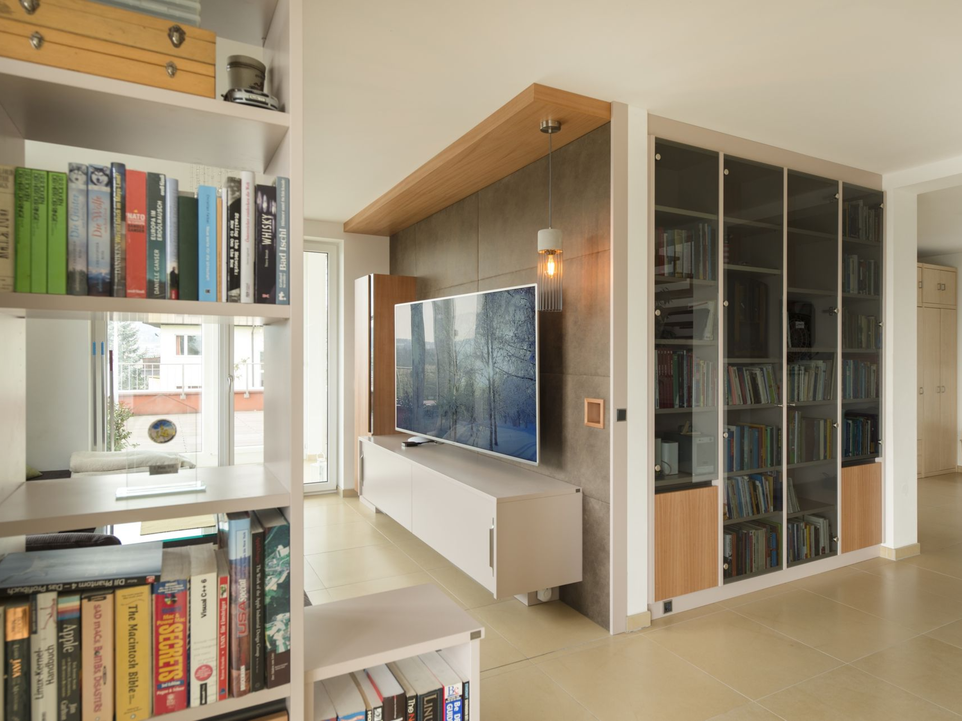 Offenes Wohnkonzept mit moderner TV-Lösung.