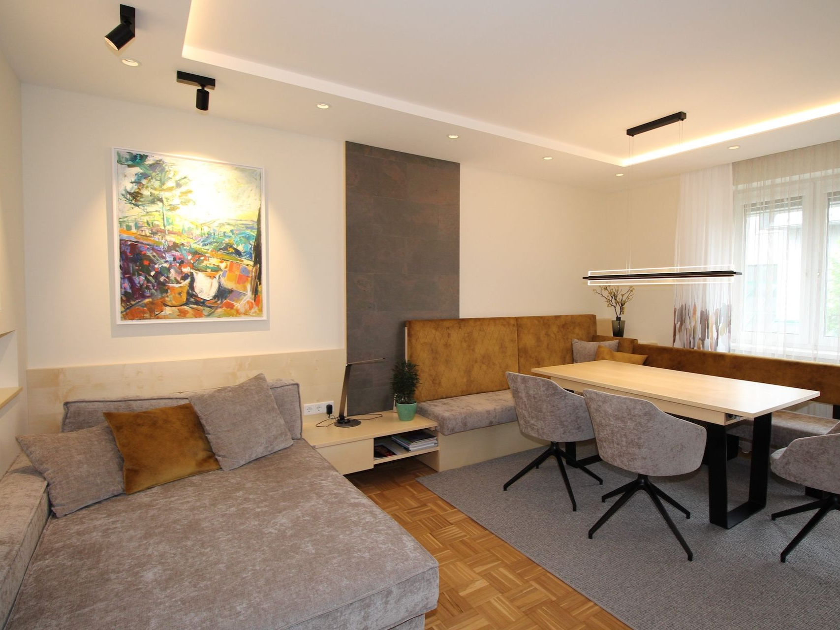 Wohnzimmer mit integriertem Essbereich kombiniert.