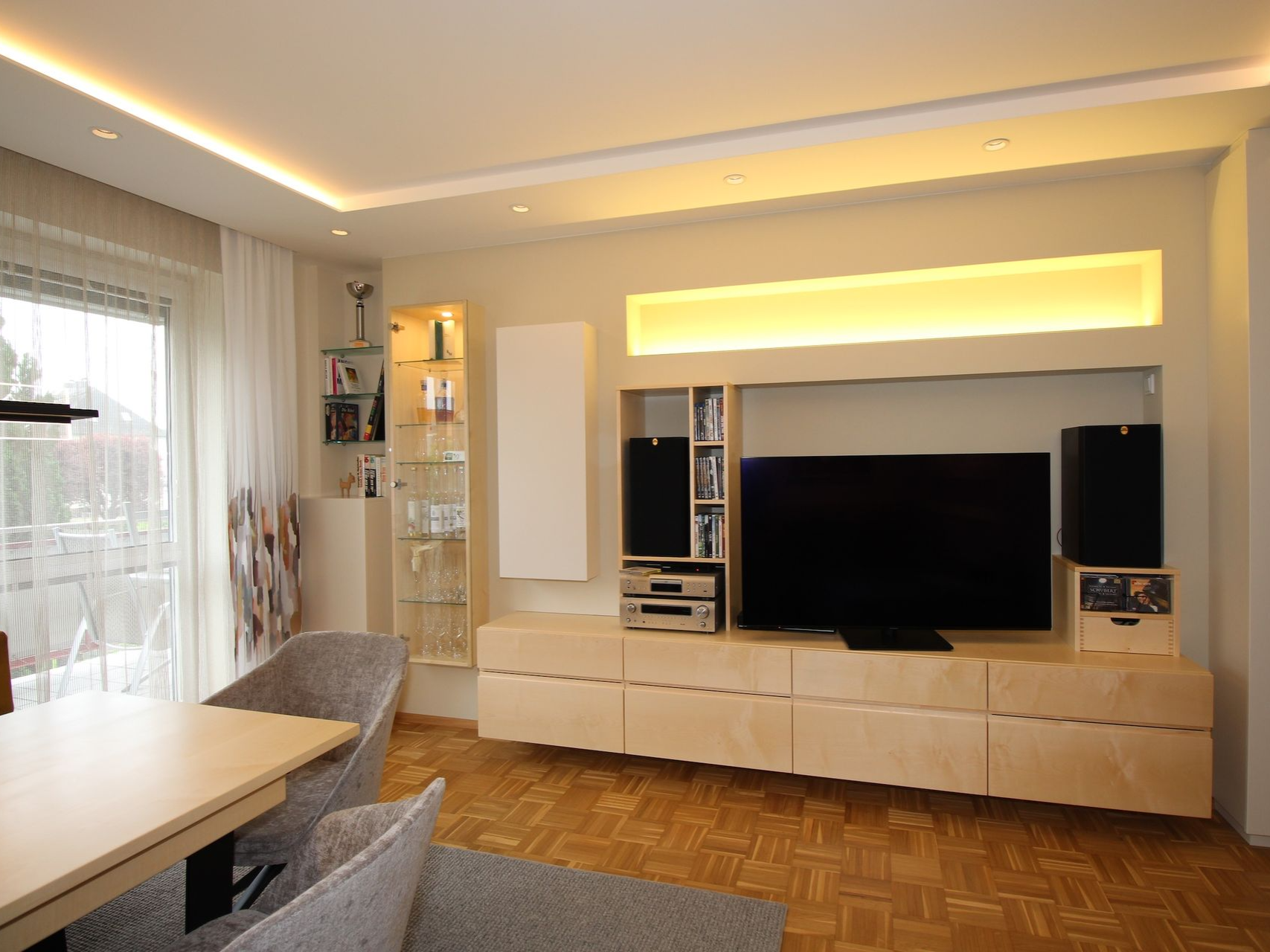 Exklusive TV-Wand mit indirektem Lichtdesign.