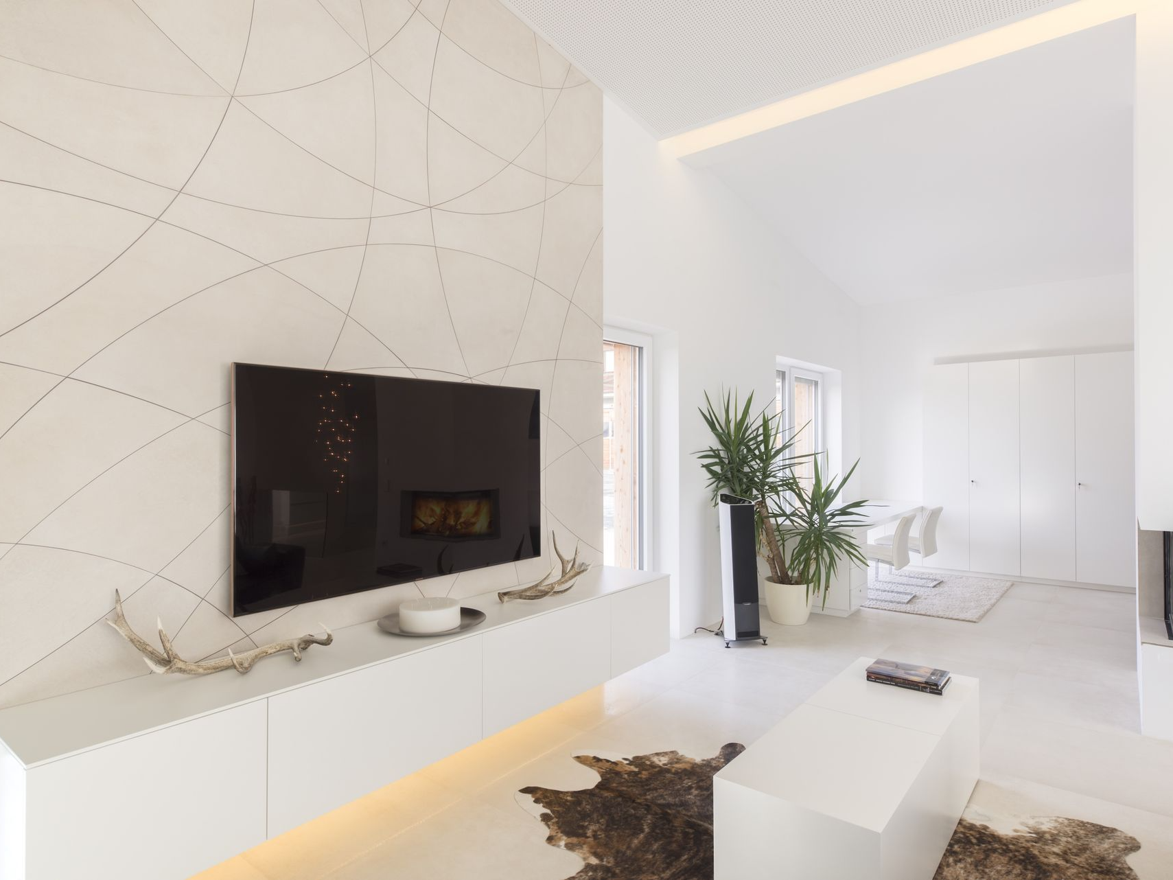 Elegante helle Wohnwand mit TV-Integration.