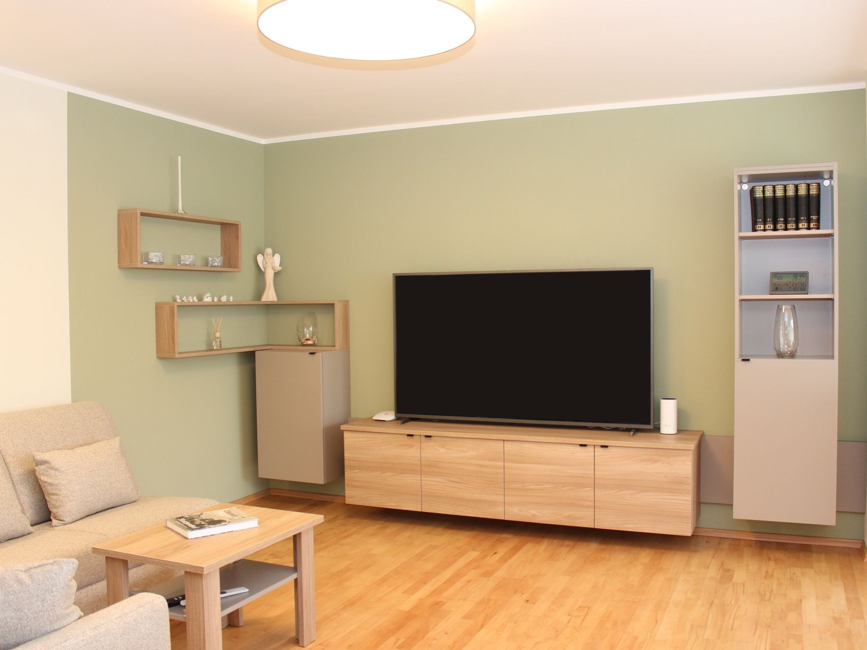 Helle Wohnwand in schlichtem Design.