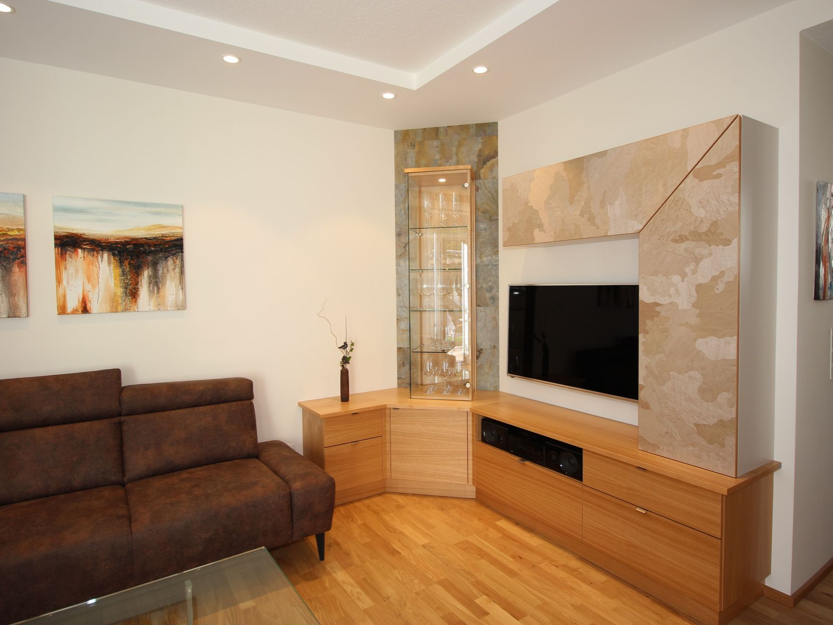 Gemütliches Wohnzimmer mit rustikalen Elementen.