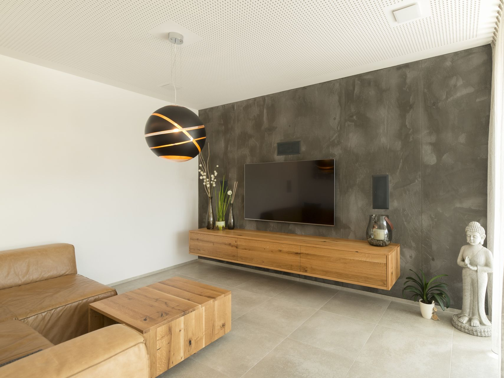 Holzwand mit integriertem Fernseher und Beleuchtung.