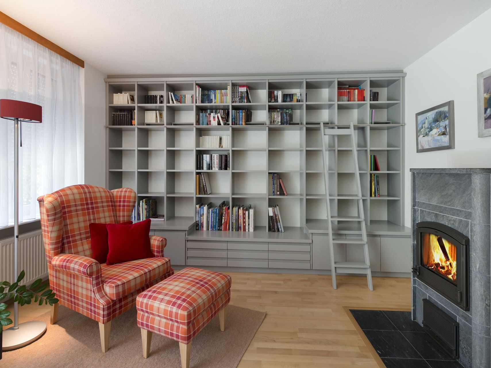 Deckenhohes Bücherregal im Wohnraum.