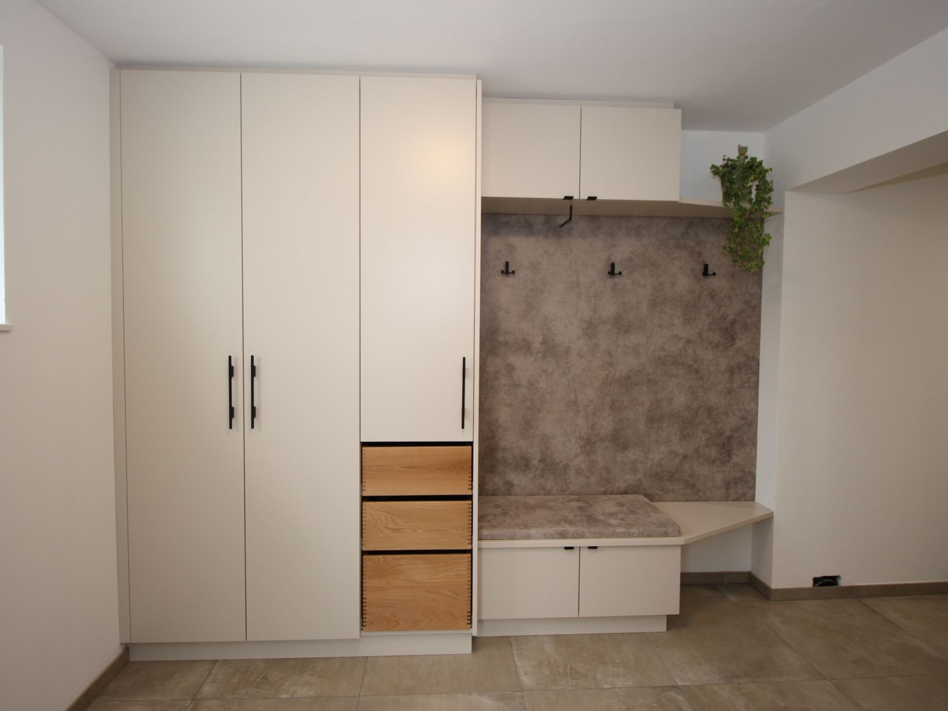 Weißer Schrankraum unter einer Dachschräge.