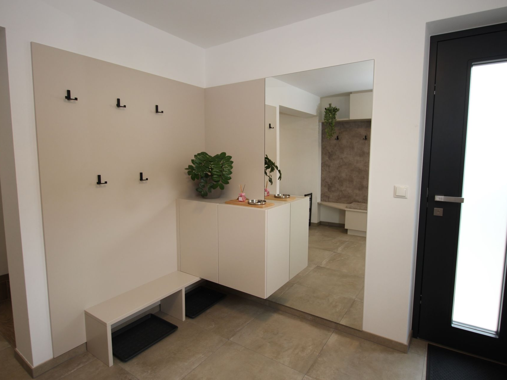 Minimalistischer Flur mit weißem Einbauschrank.