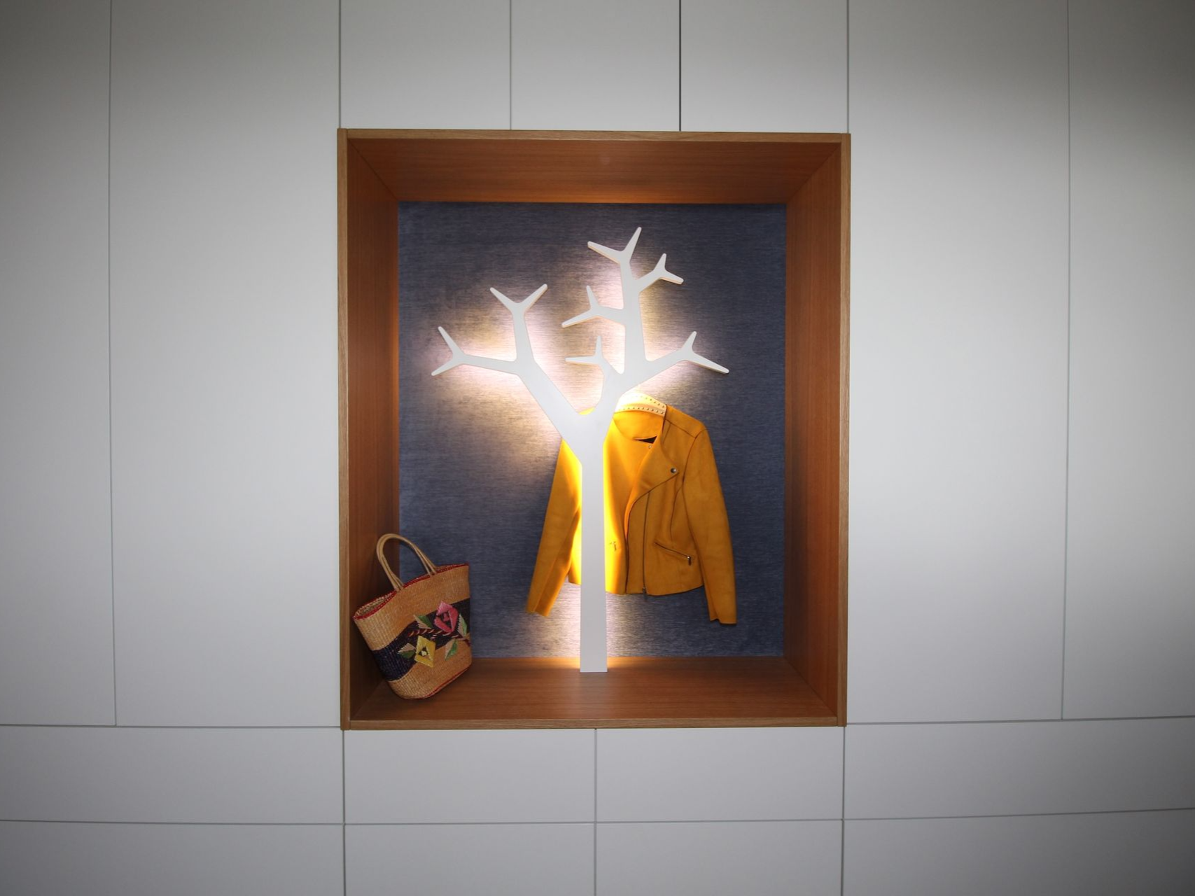 Beleuchtetes Wandobjekt als Akzent im Vorraum.