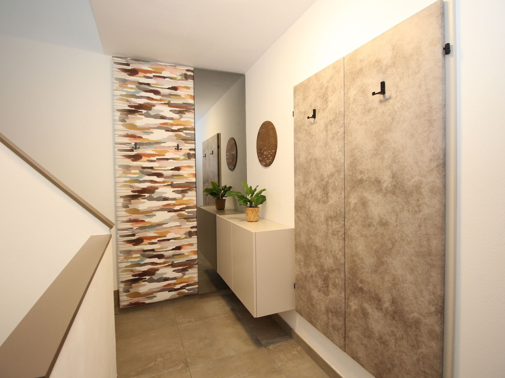 Heller Eingangsbereich mit beleuchteter Nische.