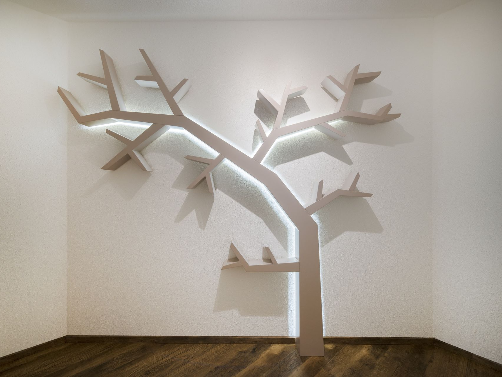 Dekorative Wandgestaltung in Baum-Optik aus Holz.