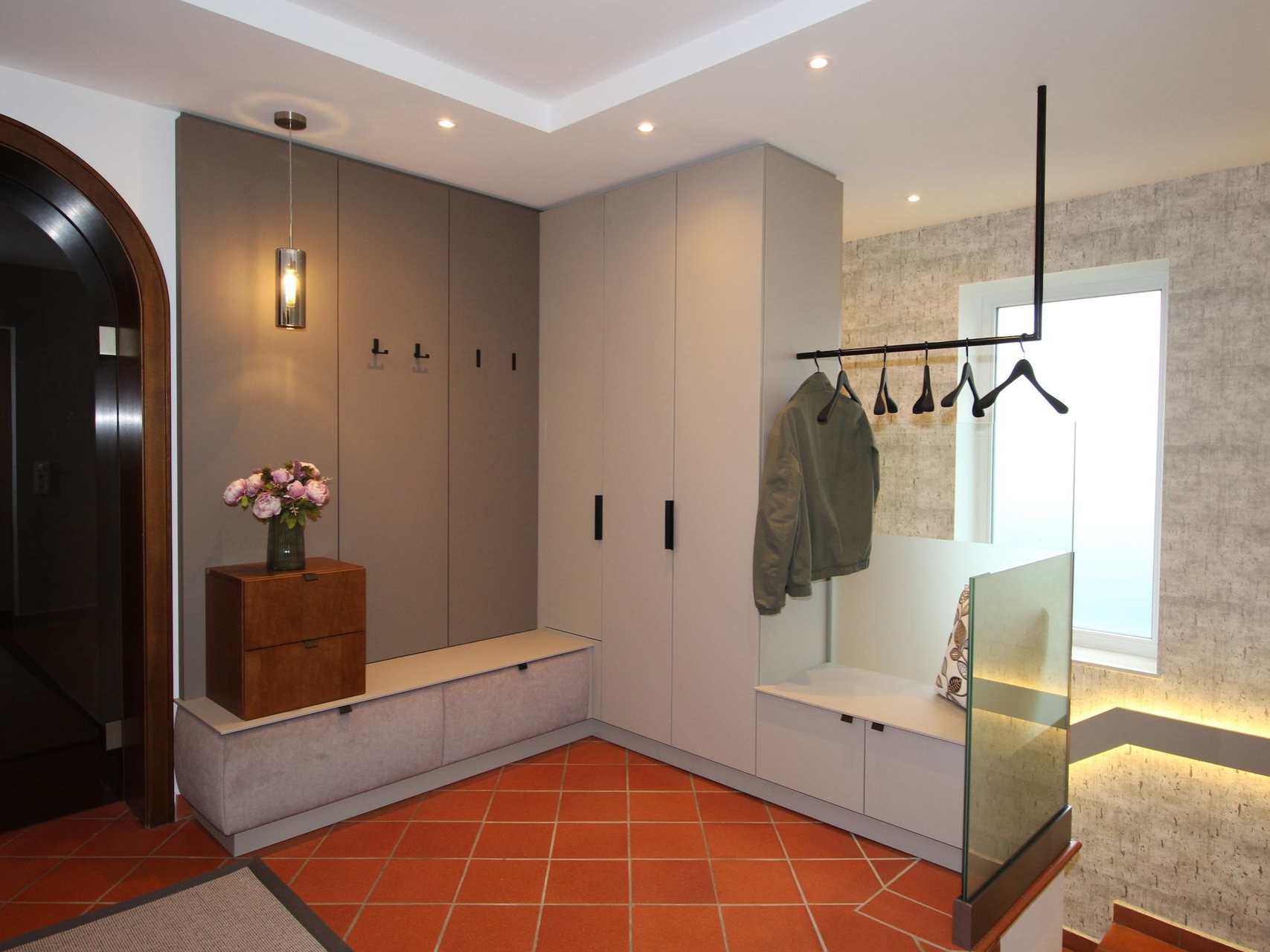 Kompakte Garderobenlösung für schmale Flure.