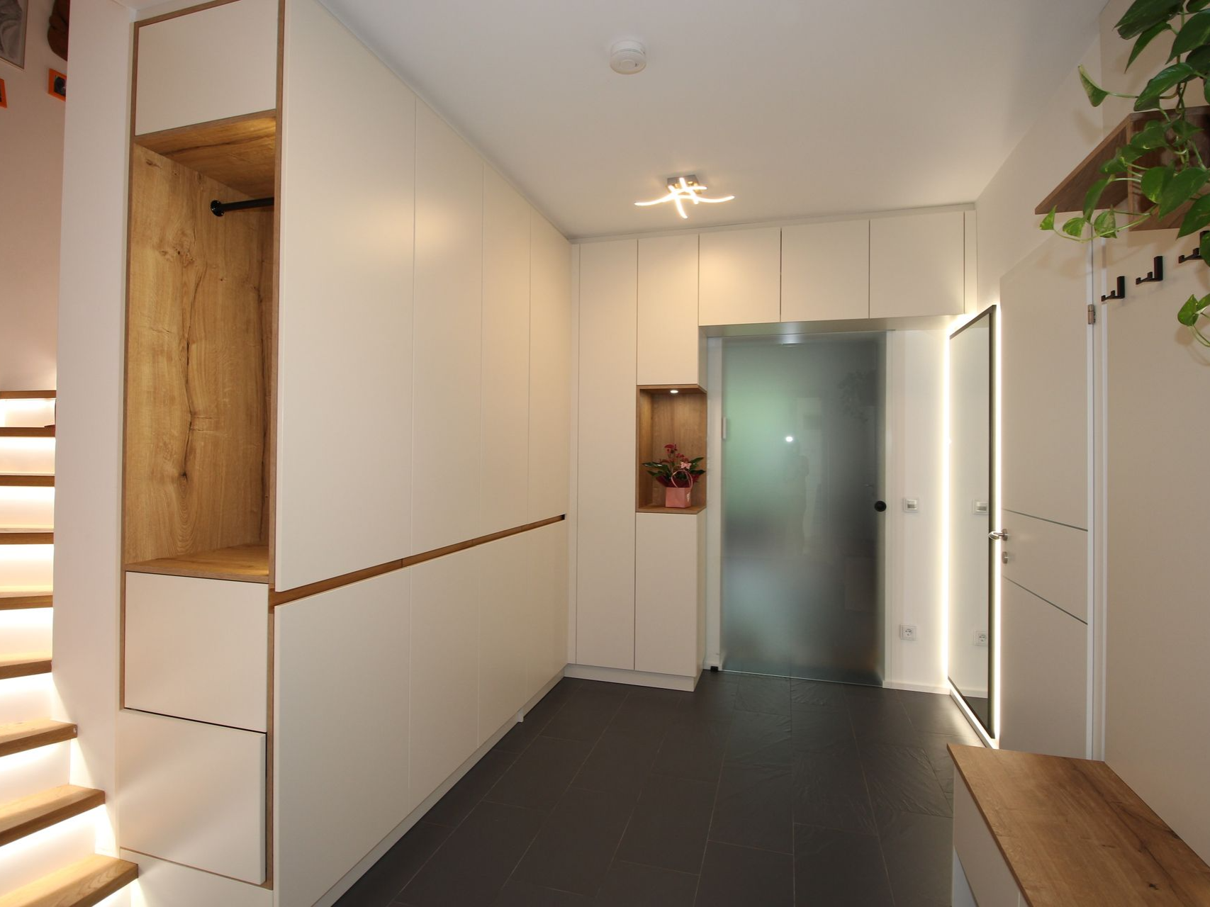 Hell gestalteter Vorraum mit Tischler-Einbaumöbeln.
