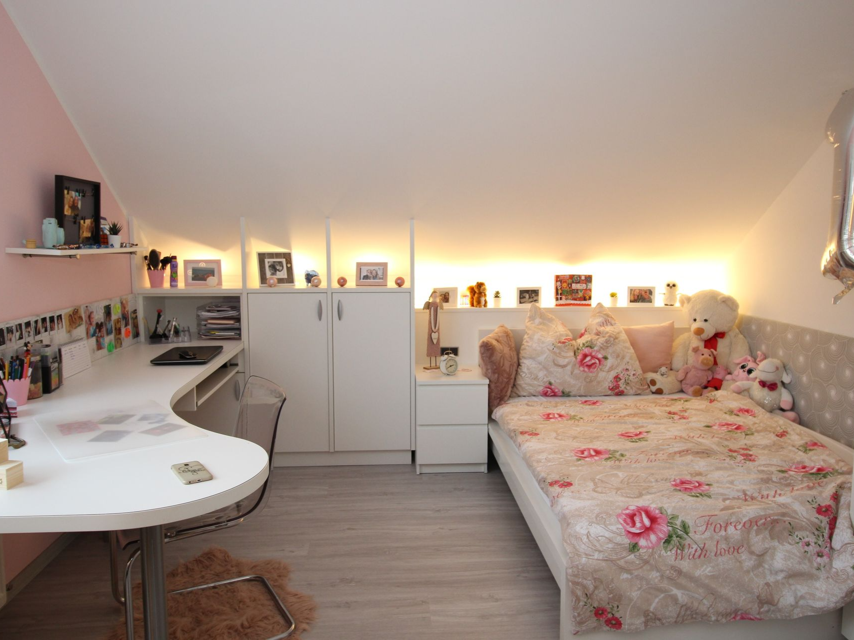 Gemütliches Kinderzimmer mit bunter Bettwäsche.