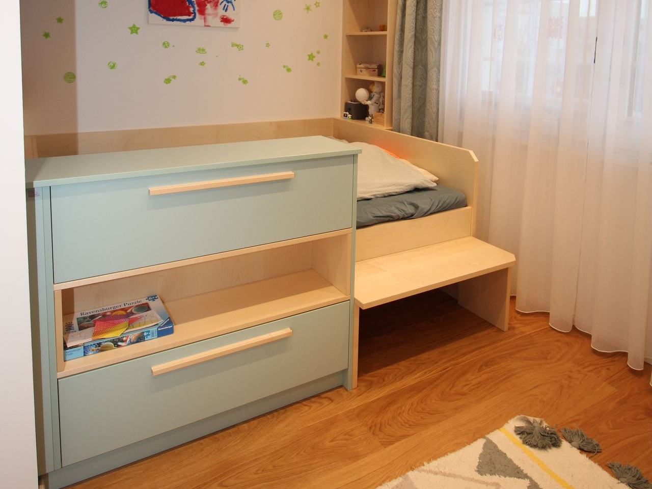 Kinderzimmer-Unterschrank mit praktischen Auszügen.