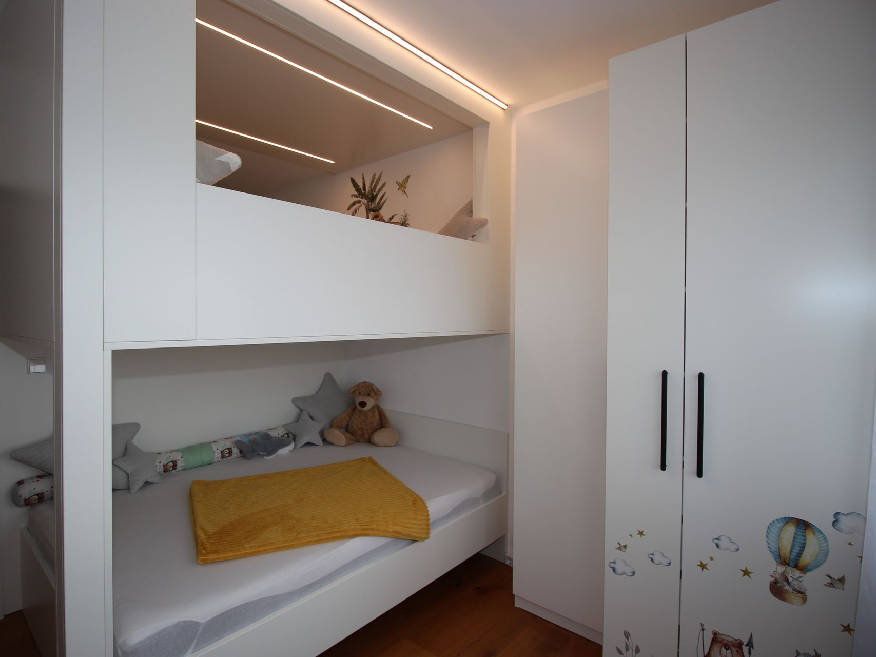 Modernes Etagenbett mit integriertem Kleiderschrank.